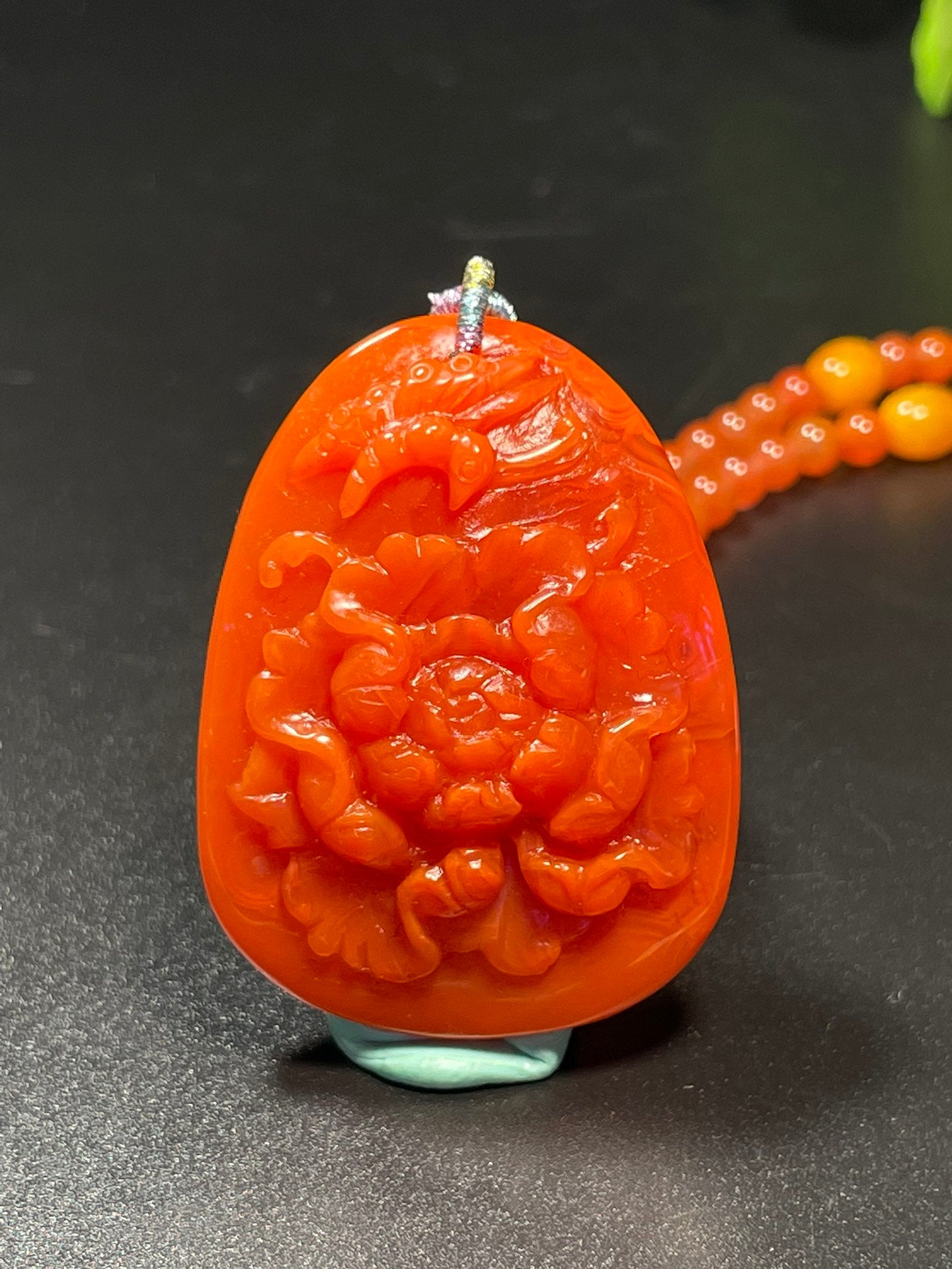 A0931 Beautiful Nanhong Agate Carved Butterfly & Peony Pendant w Beads Necklace