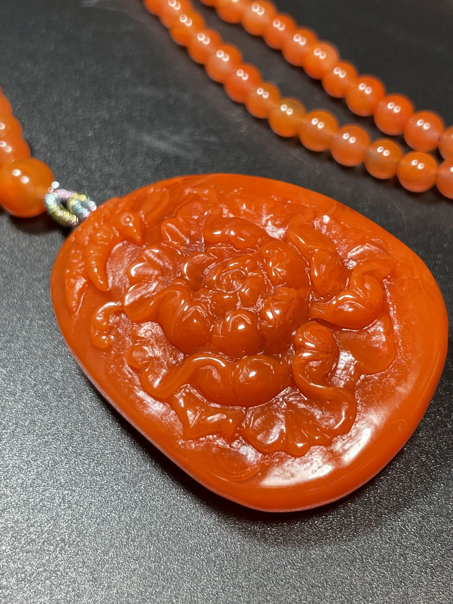 A0931 Beautiful Nanhong Agate Carved Butterfly & Peony Pendant w Beads Necklace