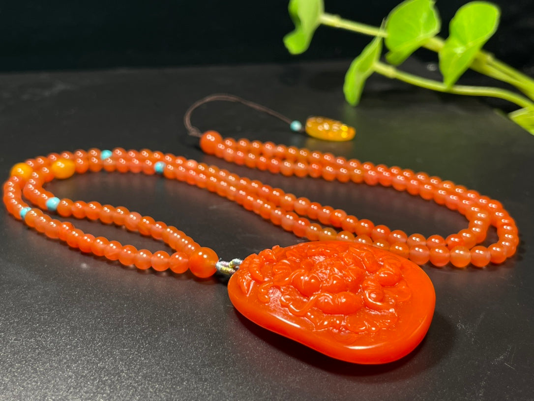 A0931 Beautiful Nanhong Agate Carved Butterfly & Peony Pendant w Beads Necklace