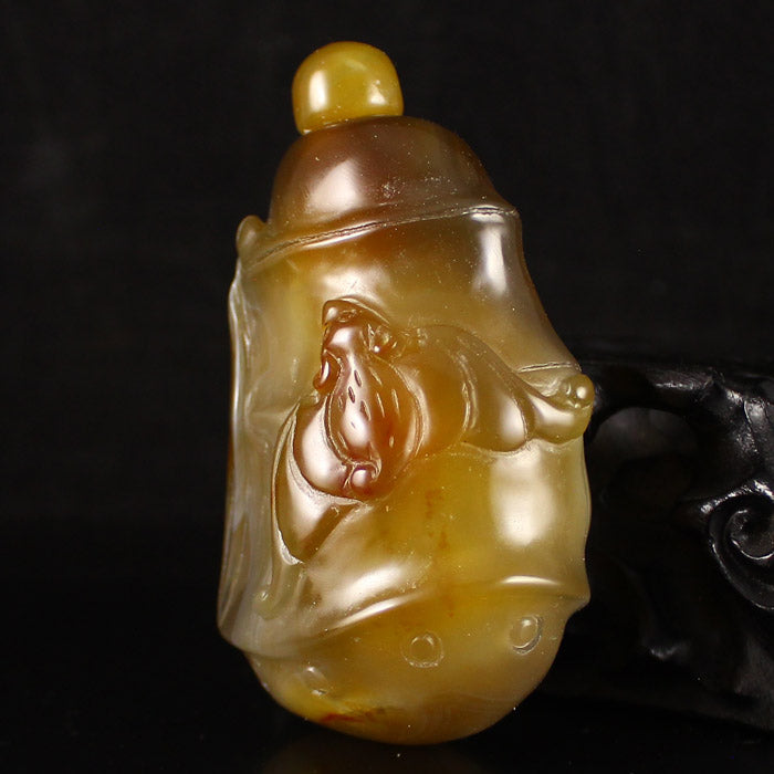 Old Chinese Agate Bat Snuff Bottle