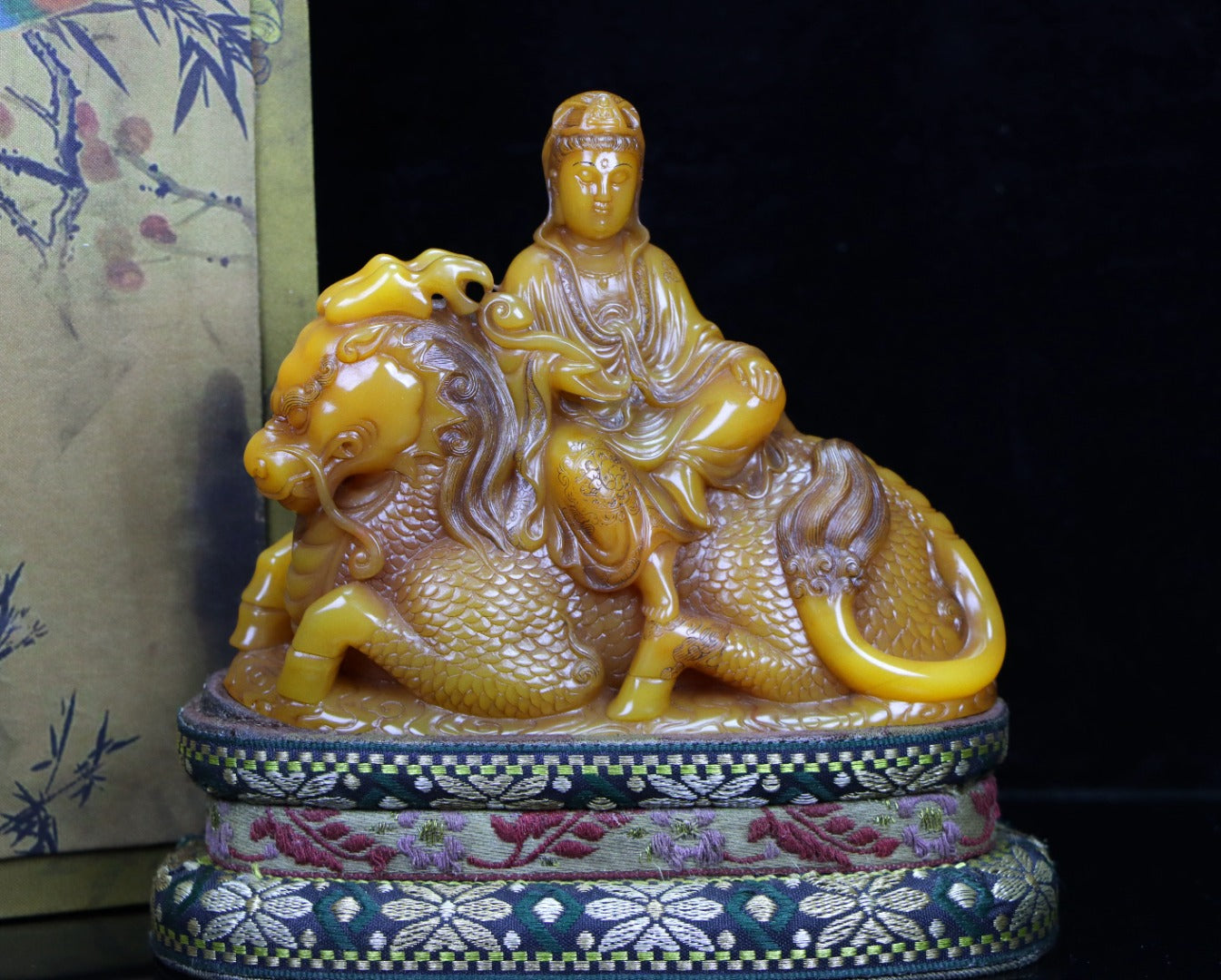 A0013 Vintage Chinese Shoushan Stone Carved Kwan-yin & Kylin Statue w Box