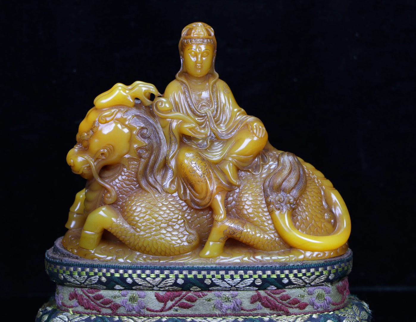 A0013 Vintage Chinese Shoushan Stone Carved Kwan-yin & Kylin Statue w Box