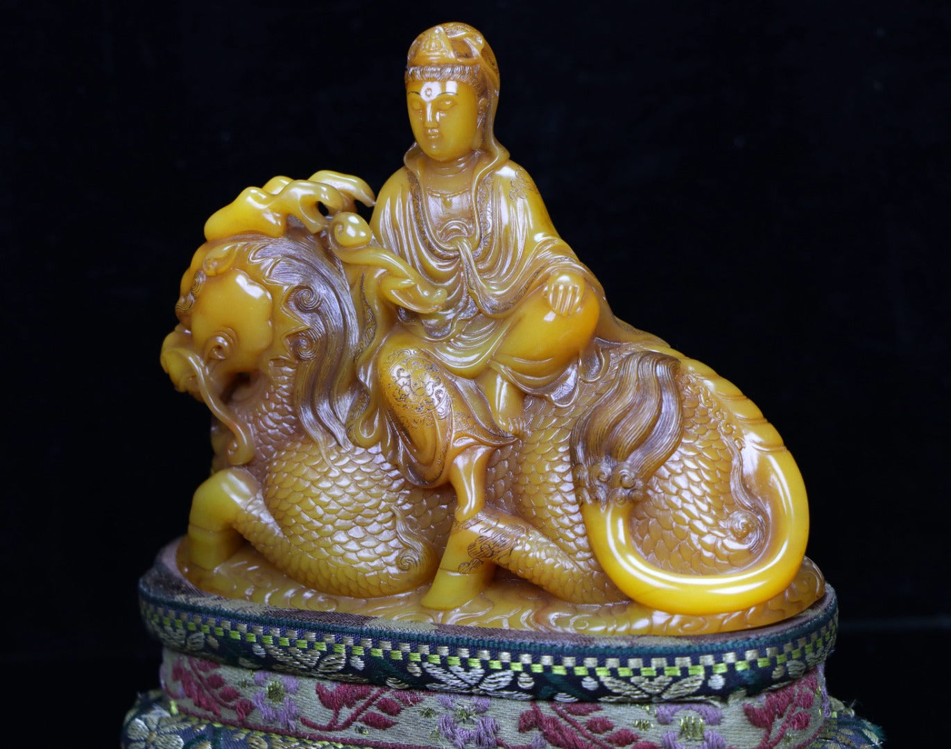 A0013 Vintage Chinese Shoushan Stone Carved Kwan-yin & Kylin Statue w Box