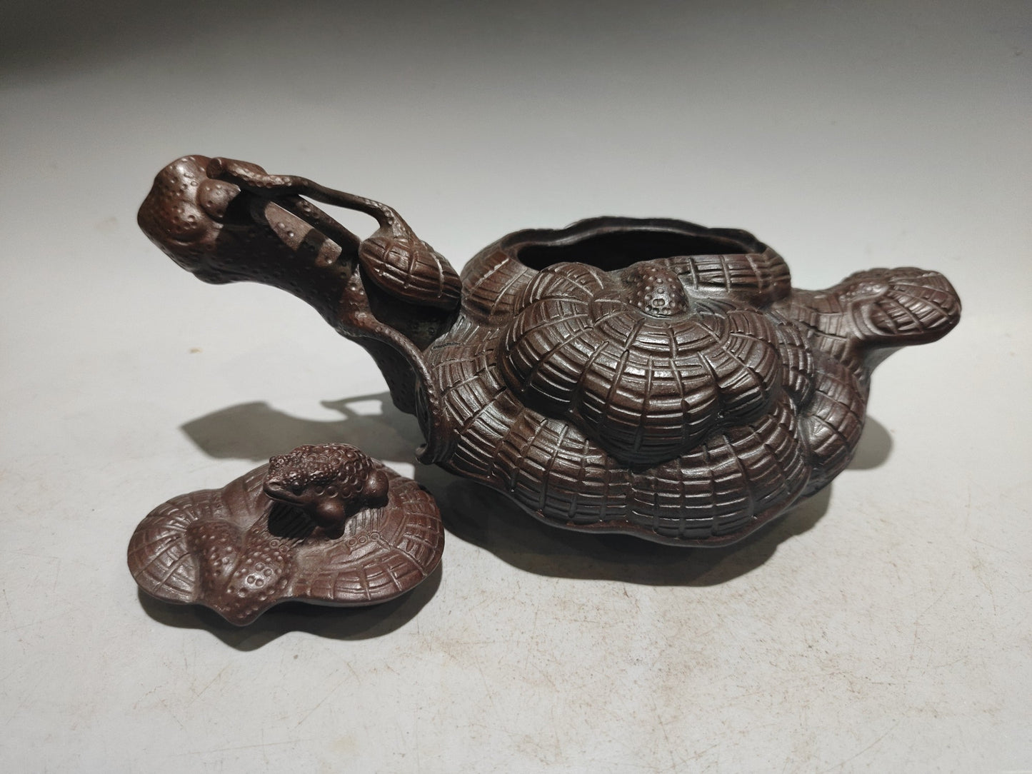 A0040 Old Chinese Yixing Zisha Clay Ganoderma lucidum Shape Teapot w Artist Signed