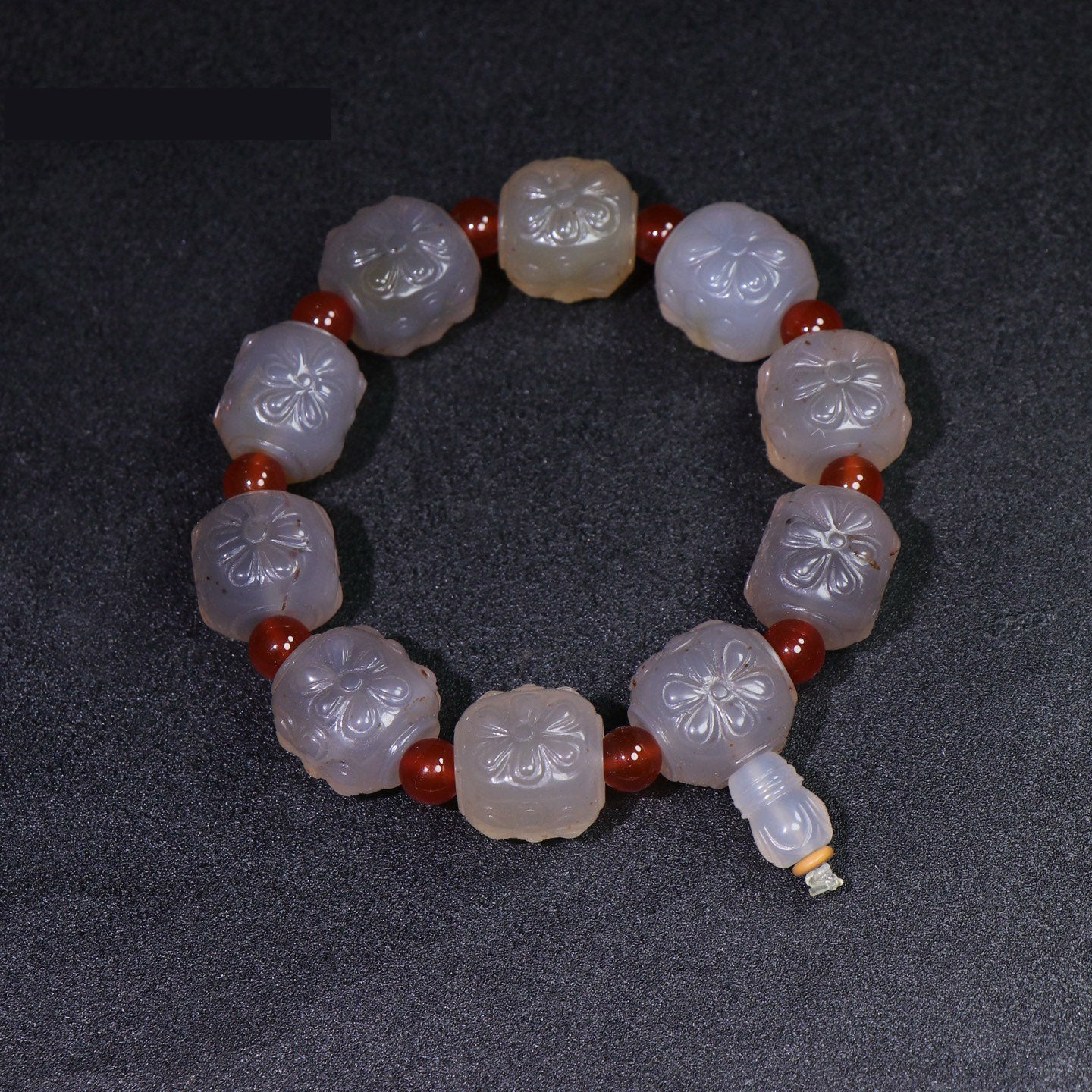 A0059 Old Chinese Agate Carved Flower Design Beads Bracelet