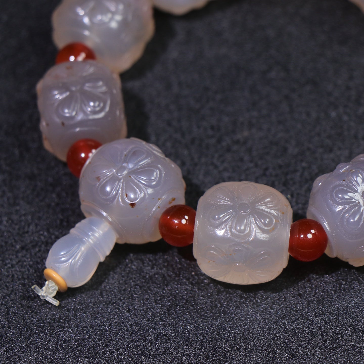 A0059 Old Chinese Agate Carved Flower Design Beads Bracelet