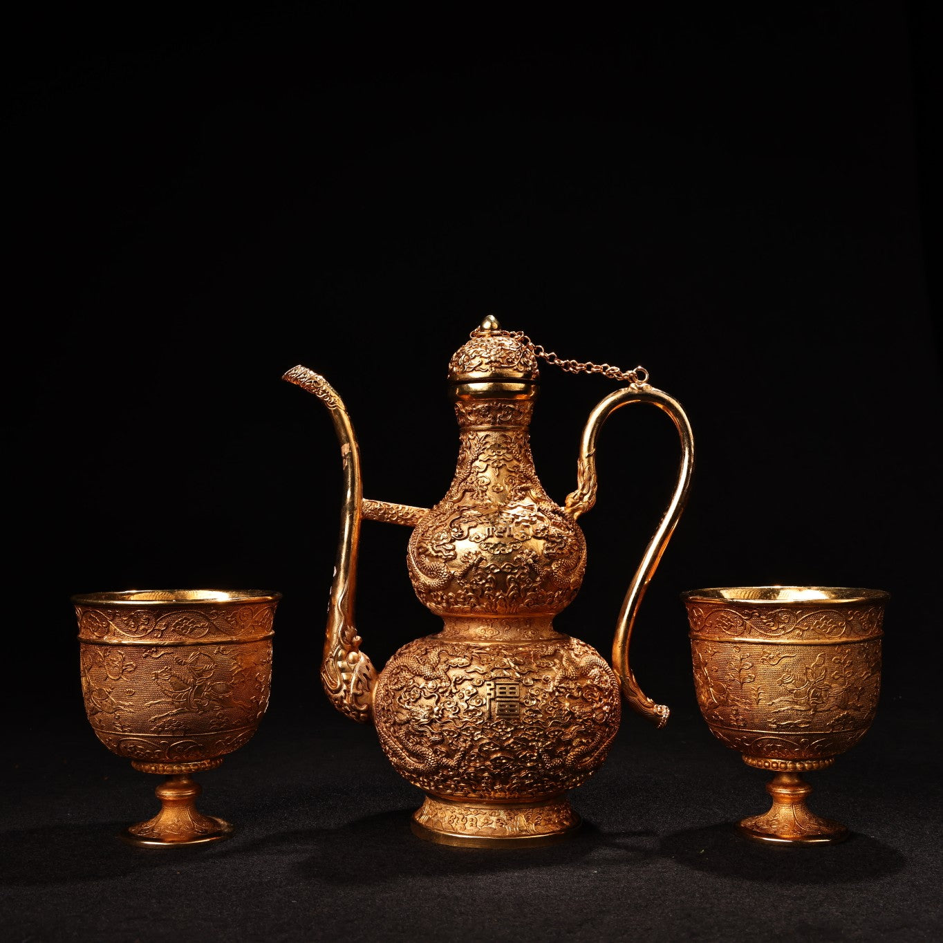 A0072 A Set Vintage Chinese Gilt Gold Copper Low Relief Dragon Design Gourd Wine Pot w Cups