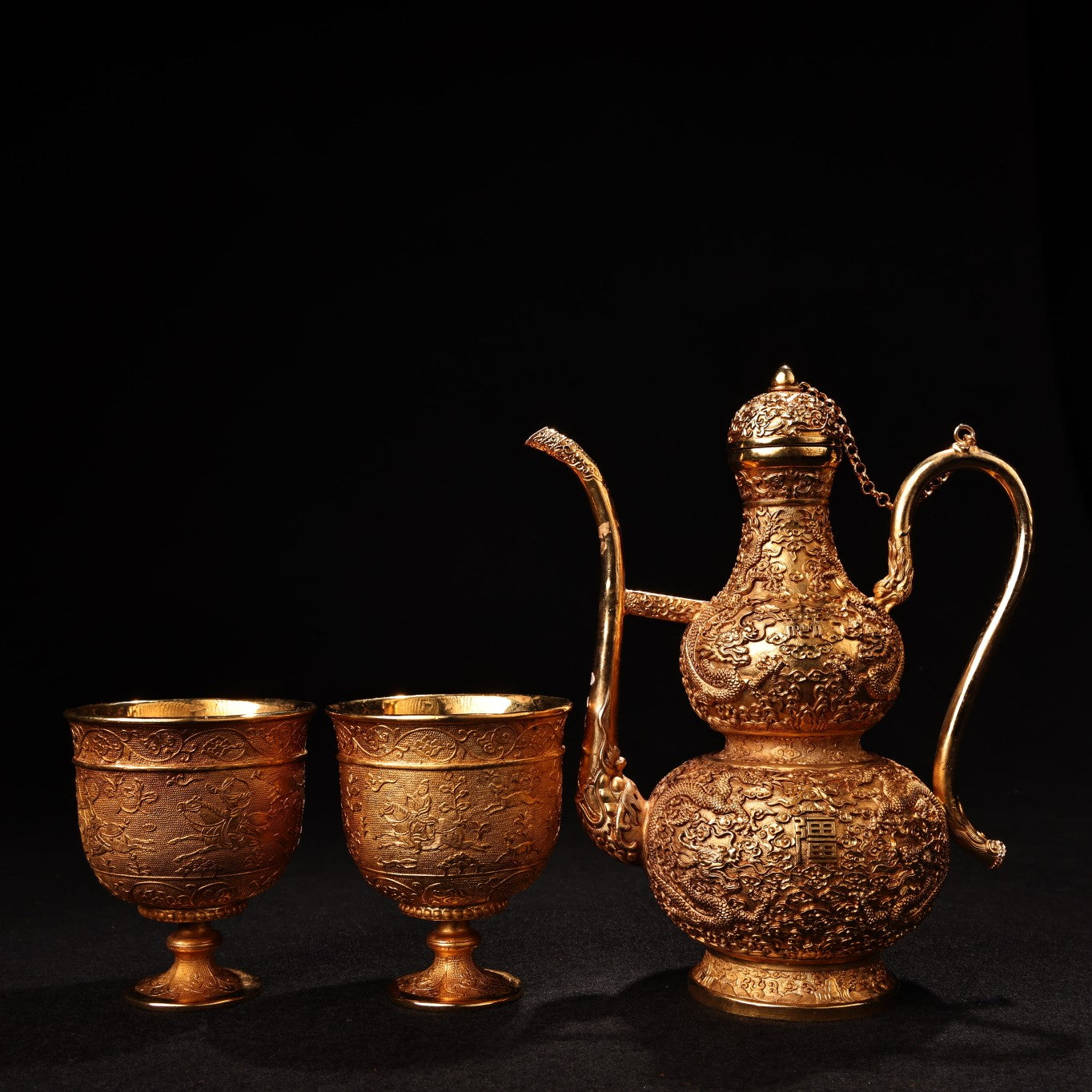 A0072 A Set Vintage Chinese Gilt Gold Copper Low Relief Dragon Design Gourd Wine Pot w Cups