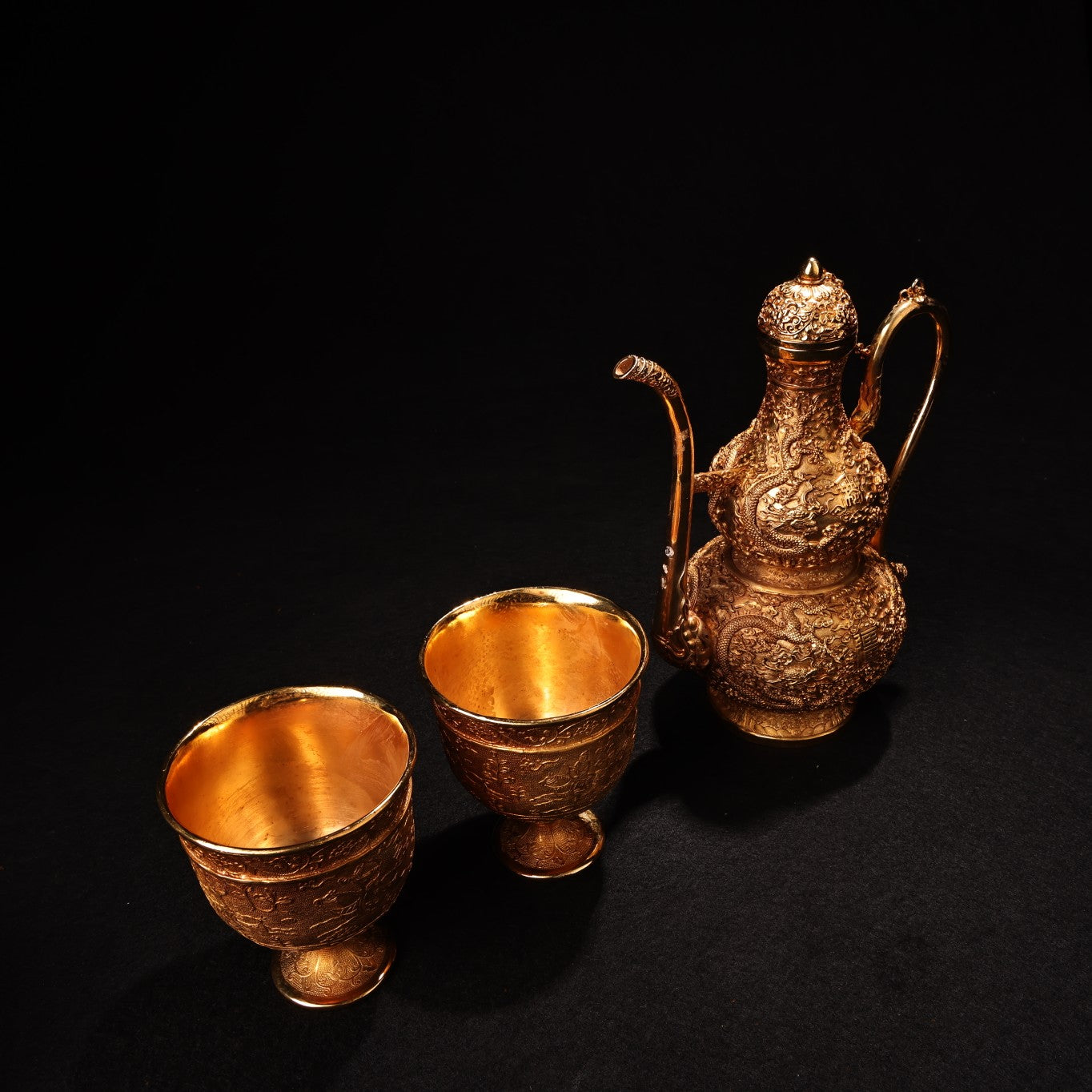 A0072 A Set Vintage Chinese Gilt Gold Copper Low Relief Dragon Design Gourd Wine Pot w Cups