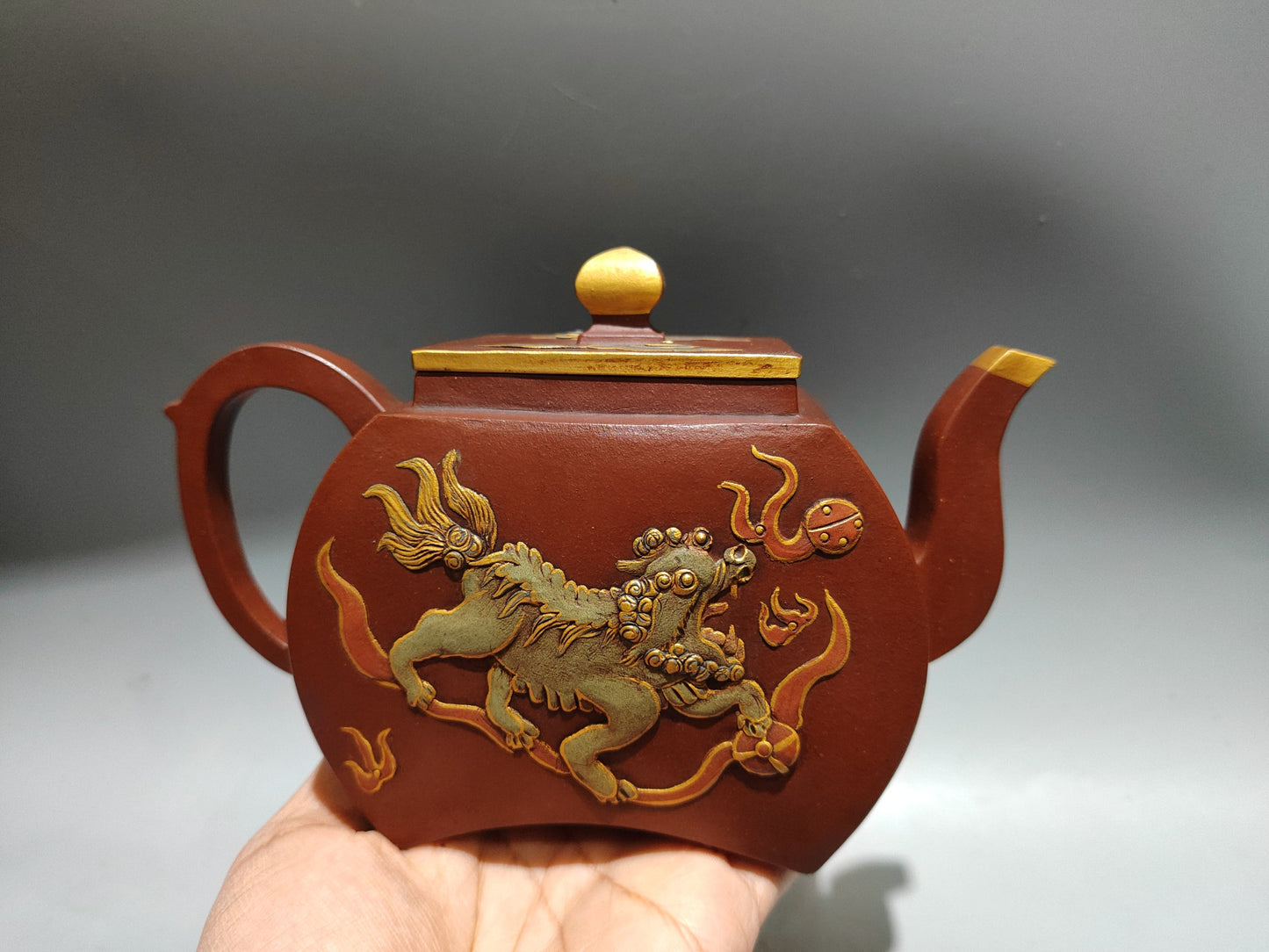 A0082 Chinese Gilt Gold Yixing Zisha Clay Fortune Kylin Teapot w Artist Signed