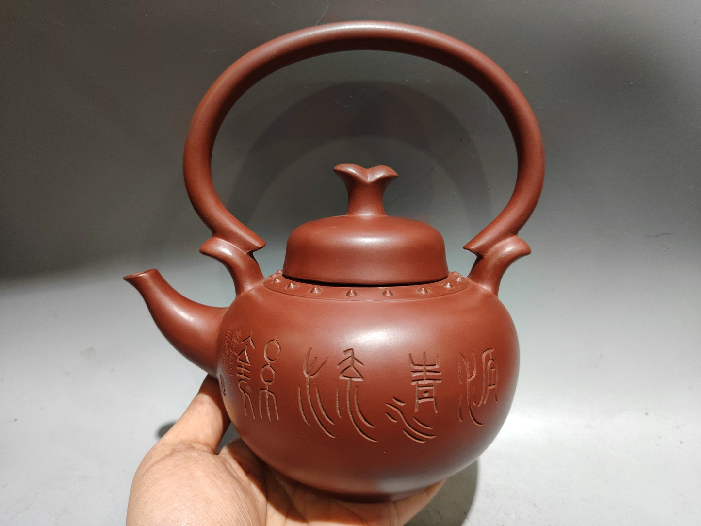 A0085 Chinese Yixing Zisha Clay Handle Teapot w Artist Signed