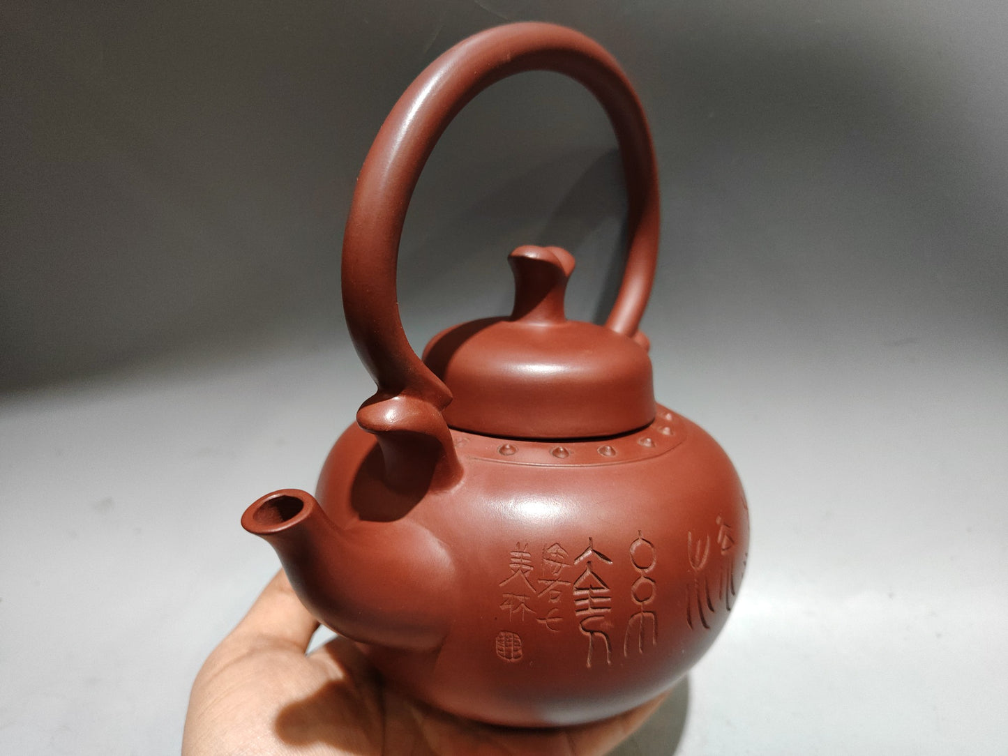 A0085 Chinese Yixing Zisha Clay Handle Teapot w Artist Signed