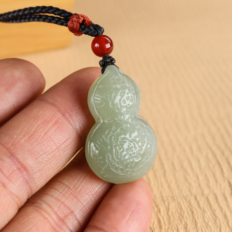 A0113 Chinese Natural Green Hetian Jade Gourd Pendant