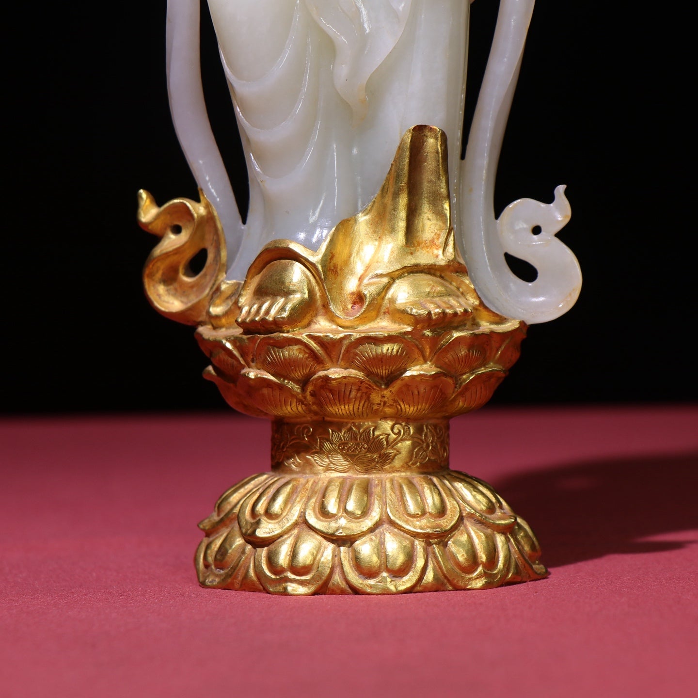 A0139 High Quality Chinese Gilt Gold Inlay White Hetian Jade Kwan-yin Statue