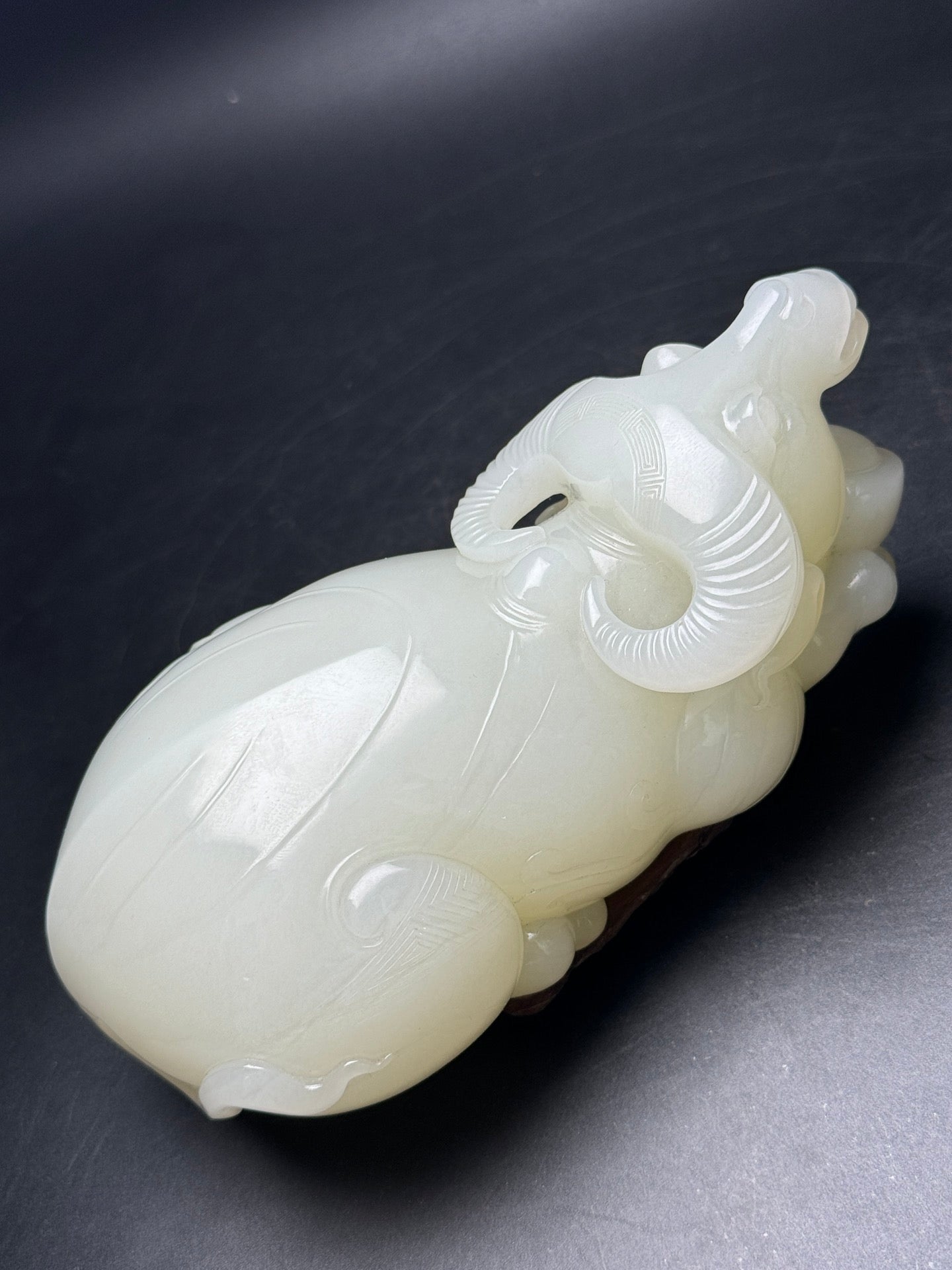 A0182 High Quality Chinese White Hetian Jade Fortune Ox Statue