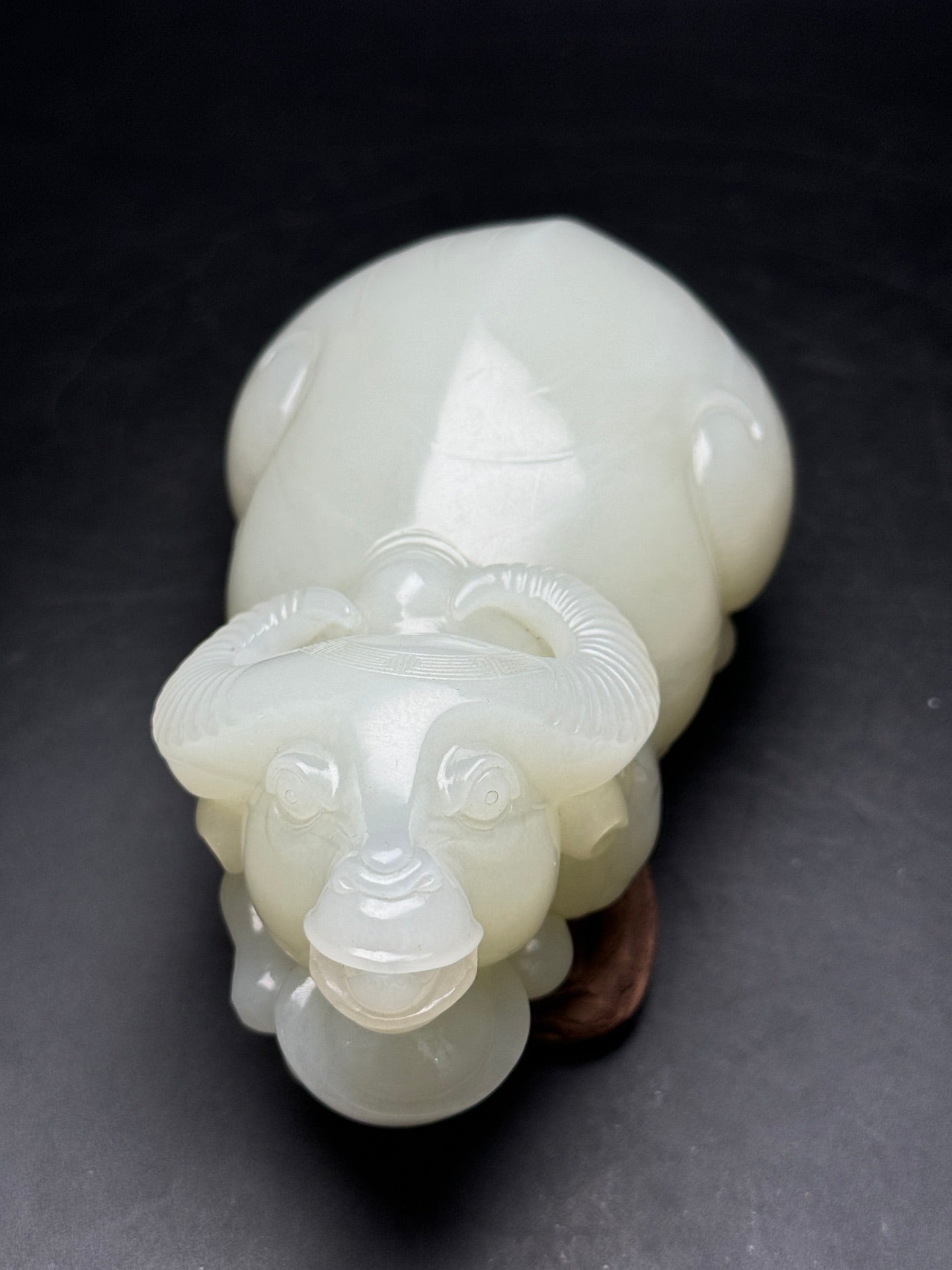 A0182 High Quality Chinese White Hetian Jade Fortune Ox Statue