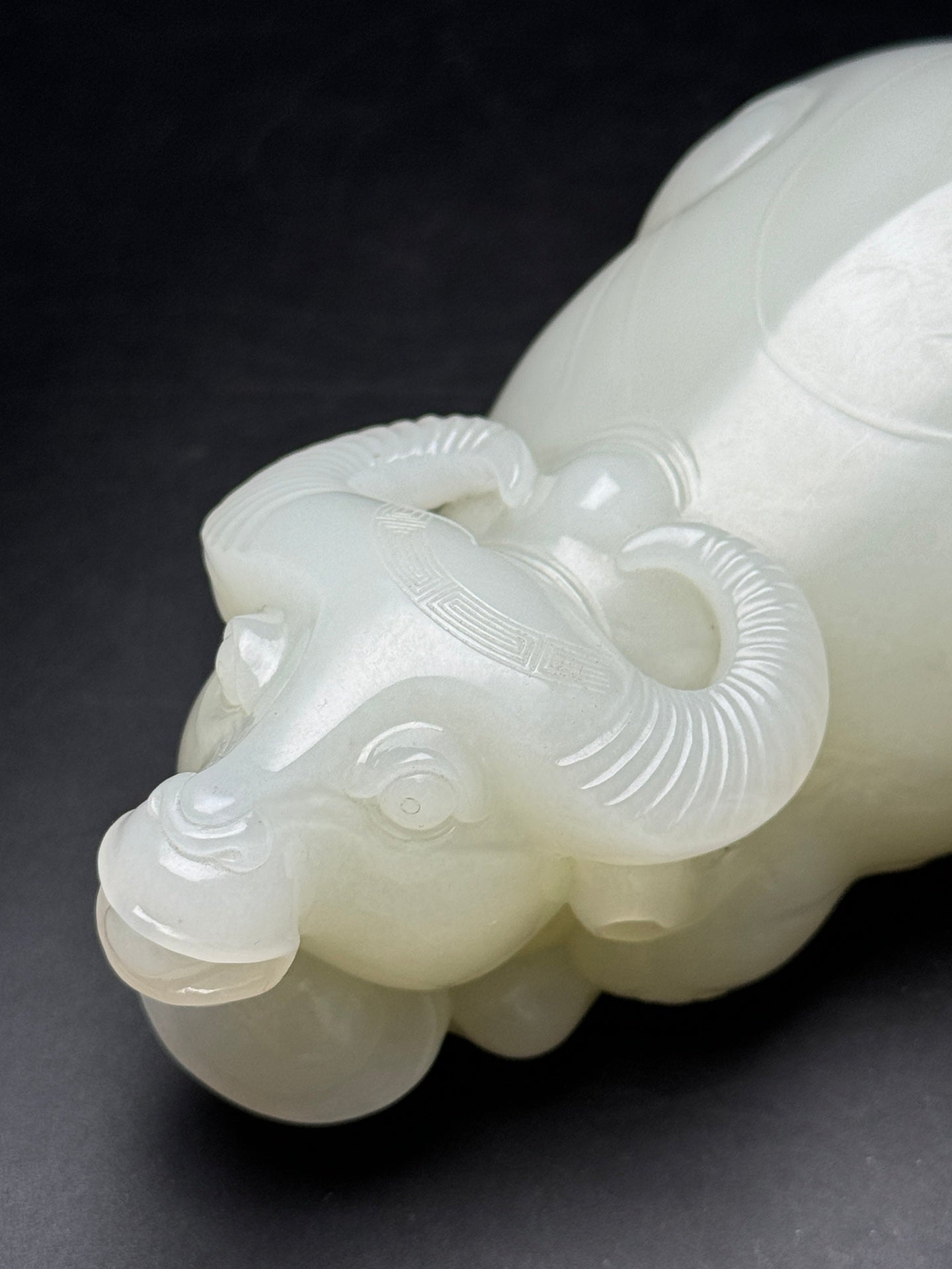 A0182 High Quality Chinese White Hetian Jade Fortune Ox Statue