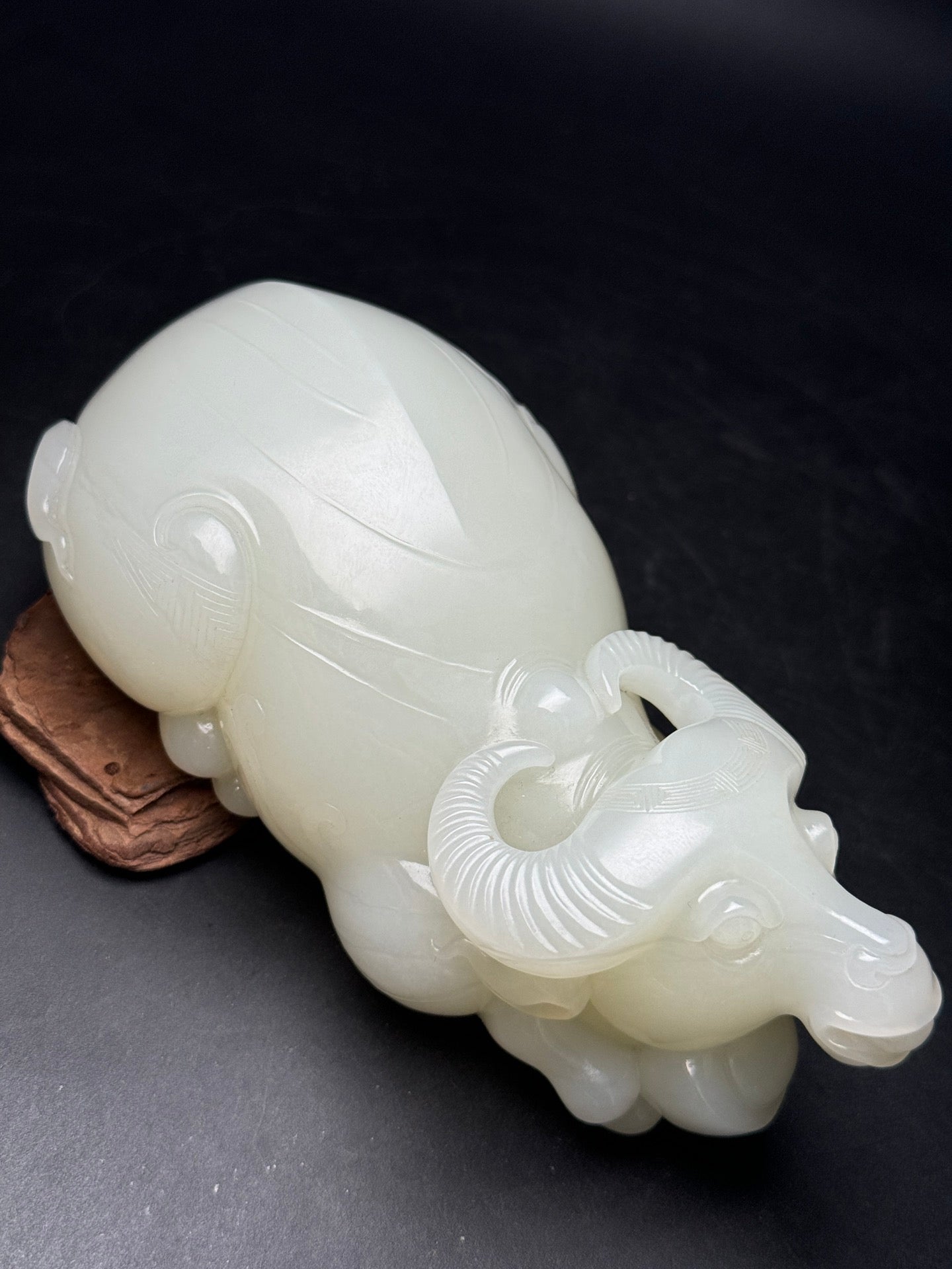 A0182 High Quality Chinese White Hetian Jade Fortune Ox Statue