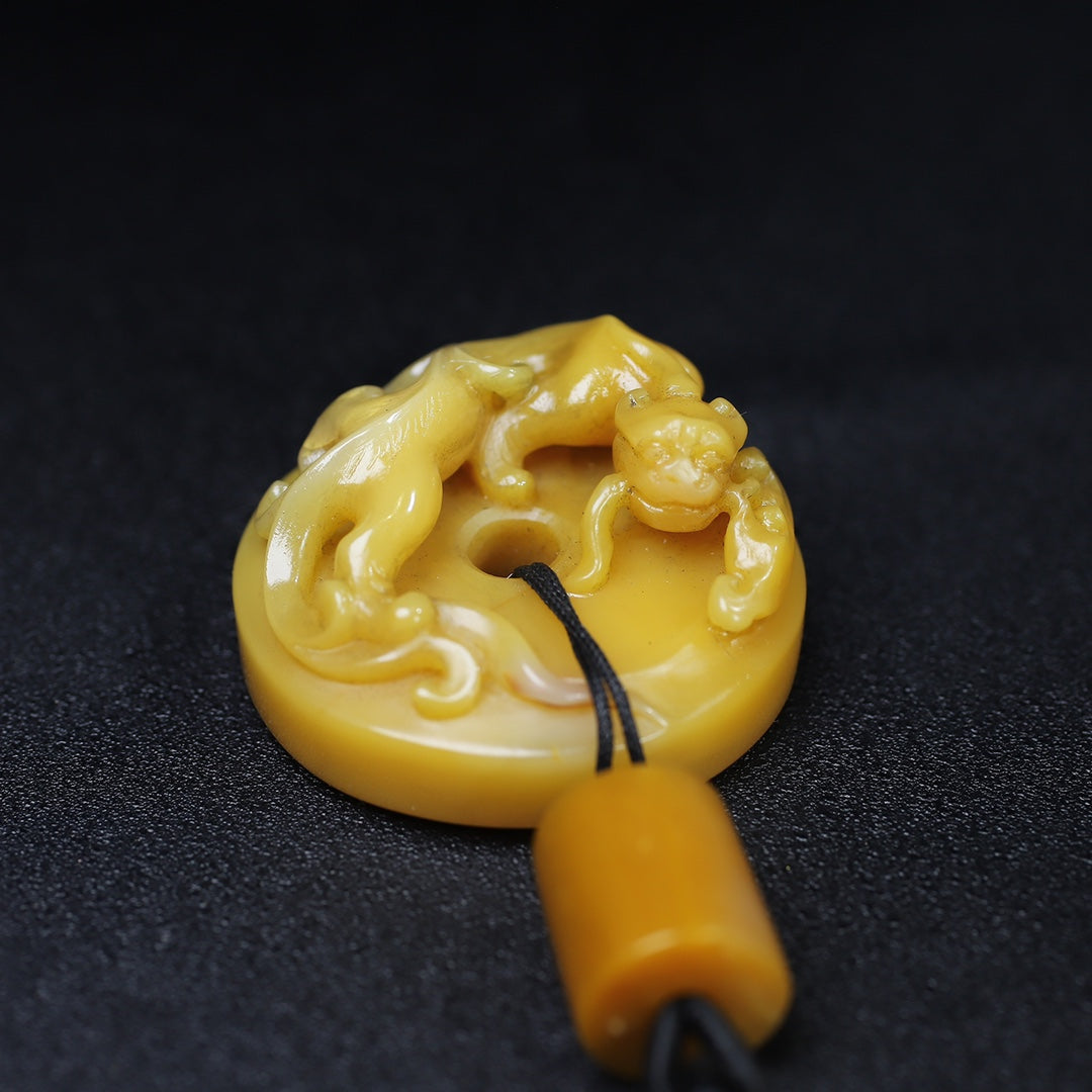 A0248 Vintage Chinese Shoushan Stone Tianhuang Stone Carved Chi Dragon Pendant w Box