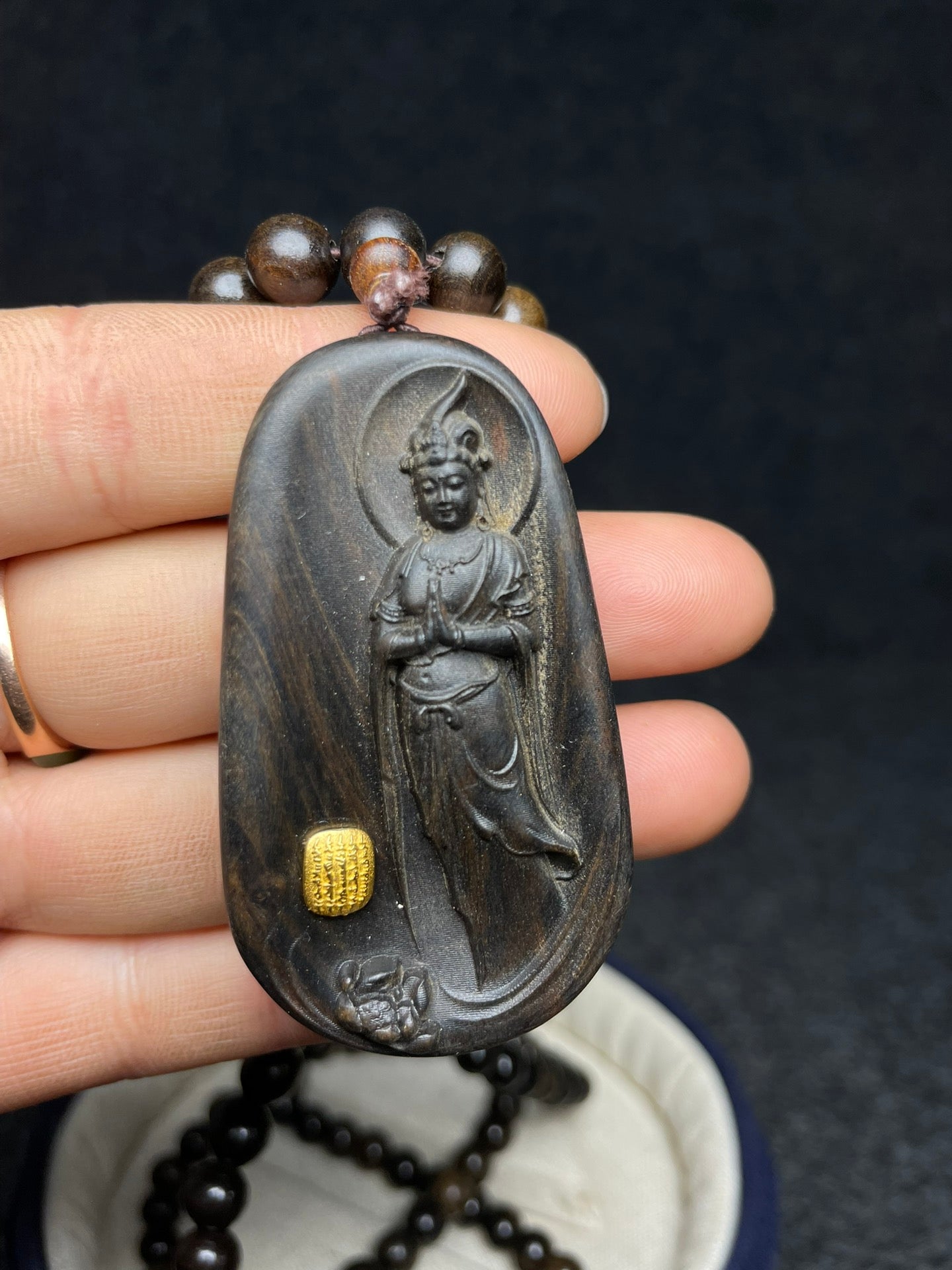 A0280 Chinese Chenxiang Wood Carved Kwan-yin Pendant w Beads Necklace & Box