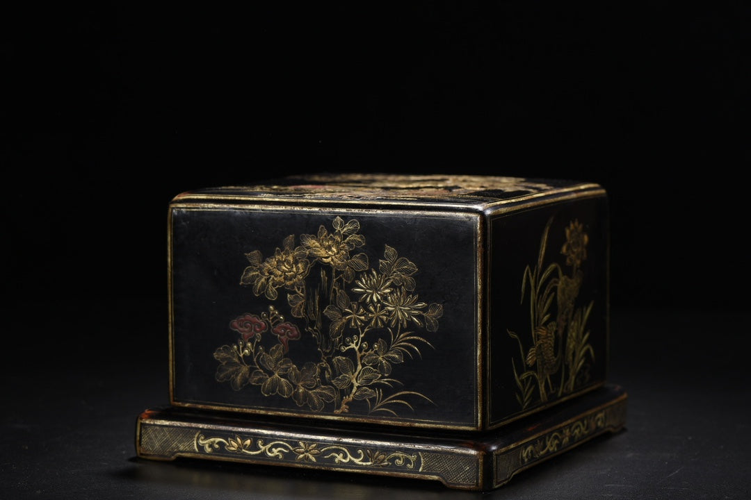 A0321 Old Chinese Gilt Gold Black Lacquerware Pine Tree & Figure Design Seal Box