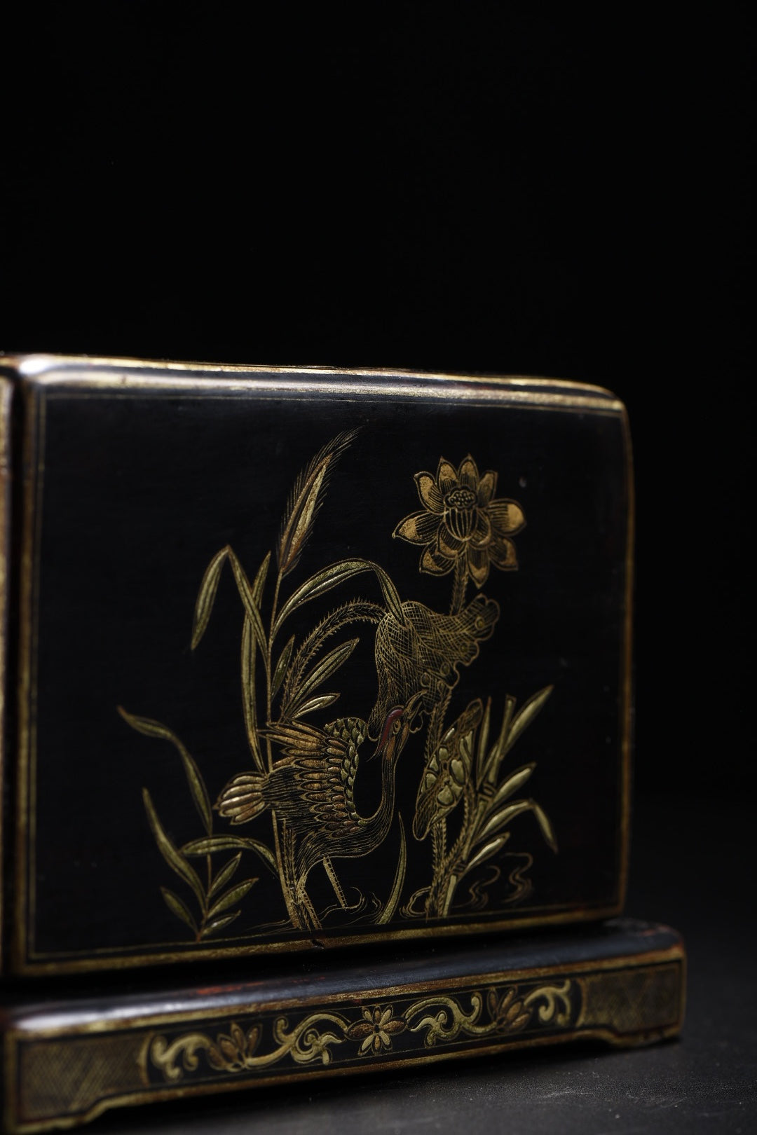 A0321 Old Chinese Gilt Gold Black Lacquerware Pine Tree & Figure Design Seal Box