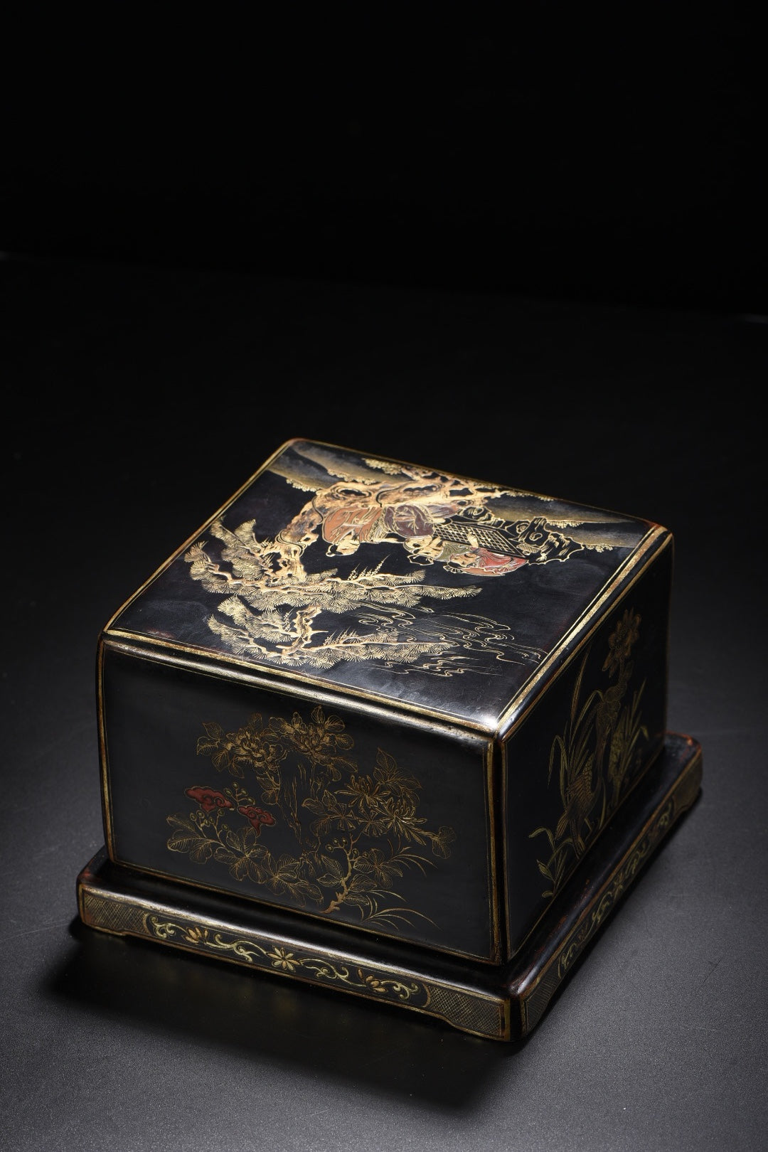 A0321 Old Chinese Gilt Gold Black Lacquerware Pine Tree & Figure Design Seal Box