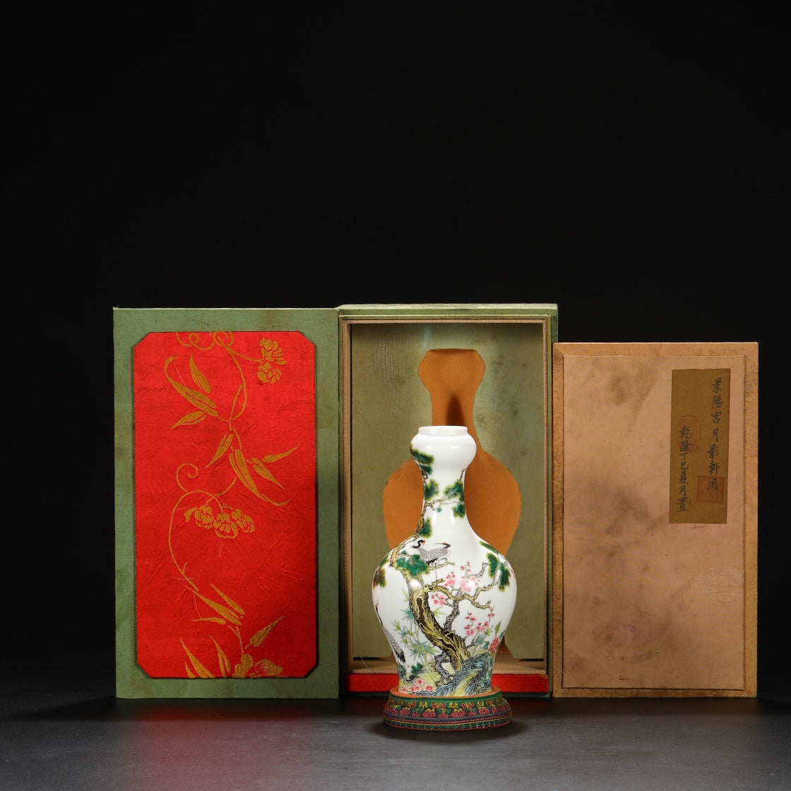 A0398 Chinese Famille Rose Crane & Pine Tree Design Porcealin Vase w Box