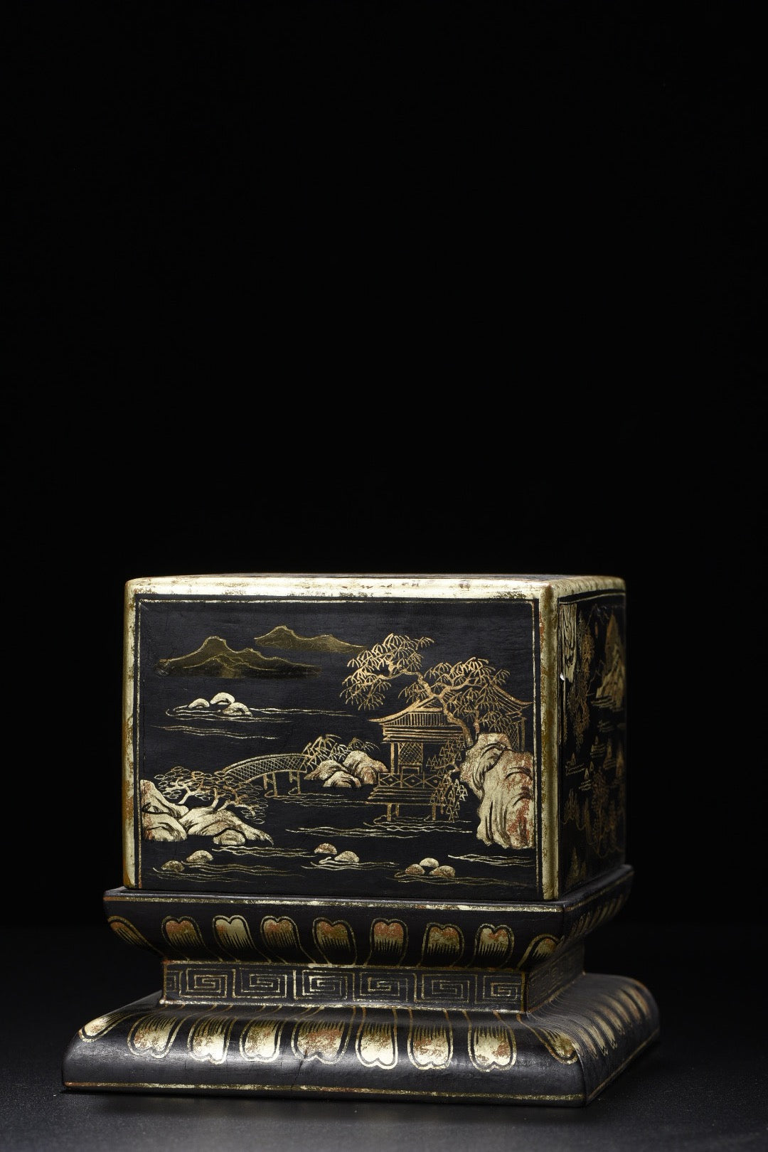 A0429 Vintage Chinese Gilt Gold Lacquerware Mountain River Scene Seal Box