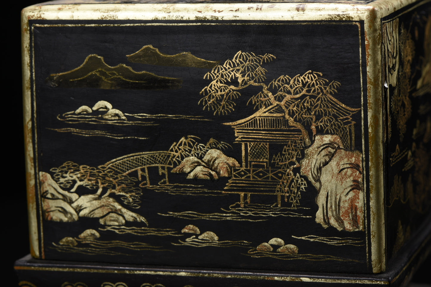 A0429 Vintage Chinese Gilt Gold Lacquerware Mountain River Scene Seal Box