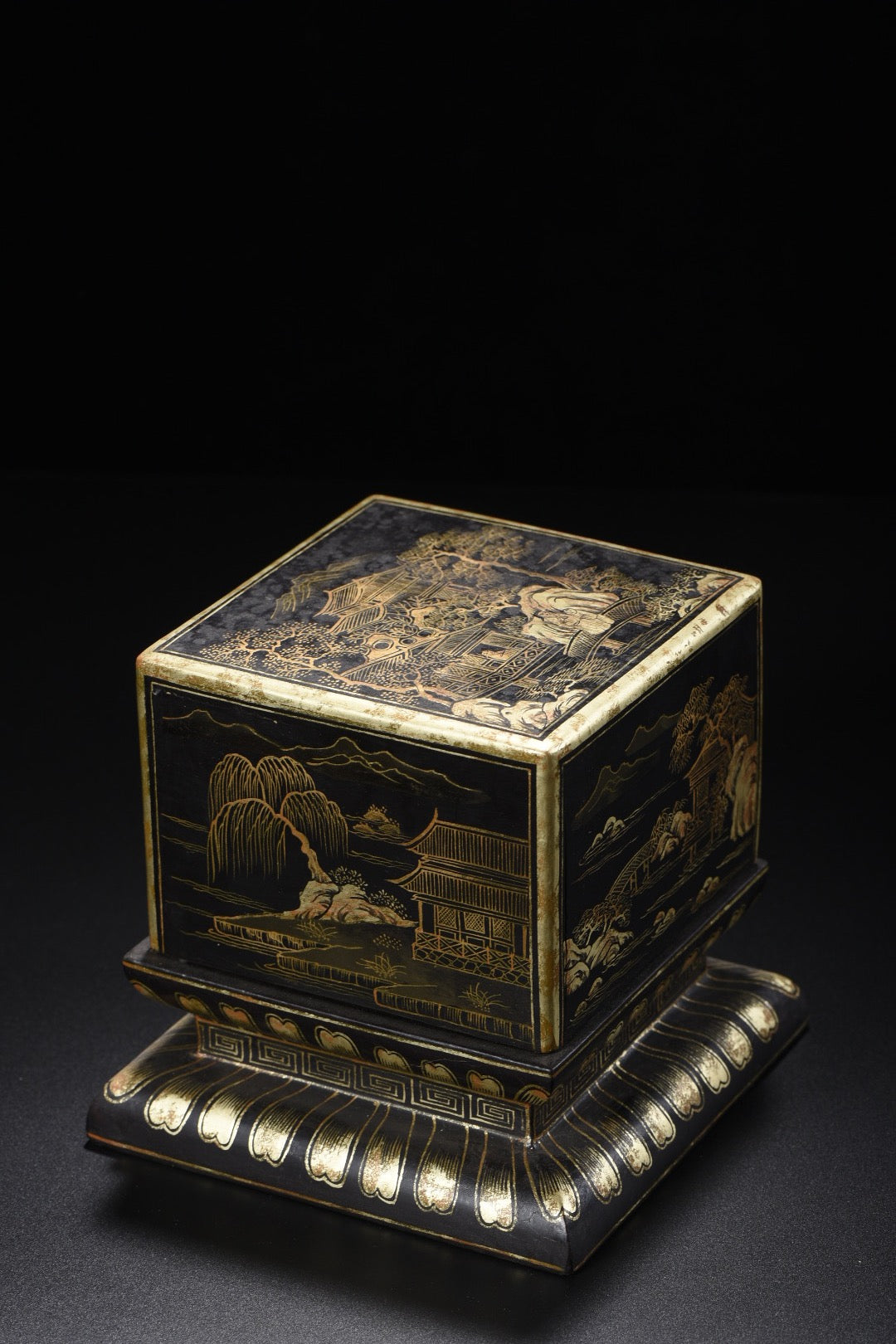 A0429 Vintage Chinese Gilt Gold Lacquerware Mountain River Scene Seal Box