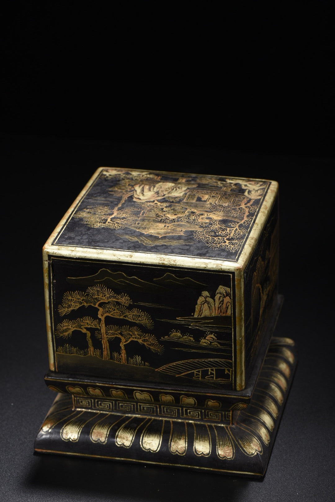 A0429 Vintage Chinese Gilt Gold Lacquerware Mountain River Scene Seal Box