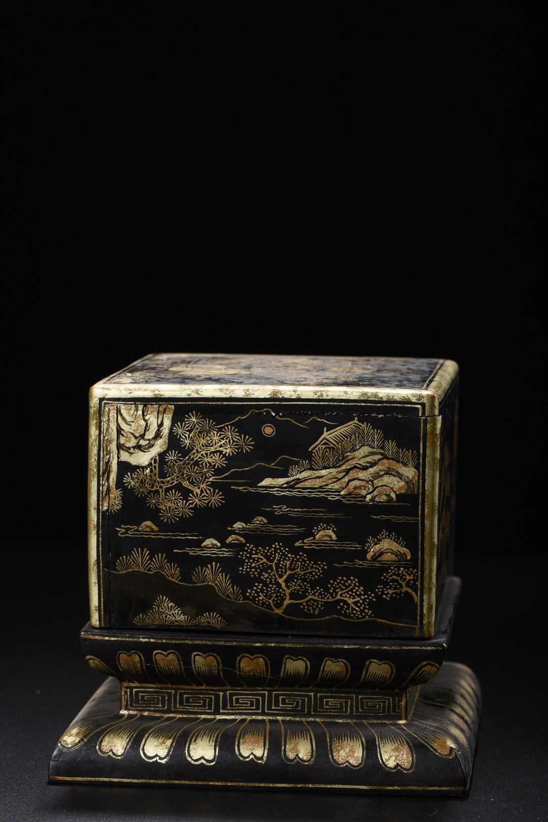 A0429 Vintage Chinese Gilt Gold Lacquerware Mountain River Scene Seal Box