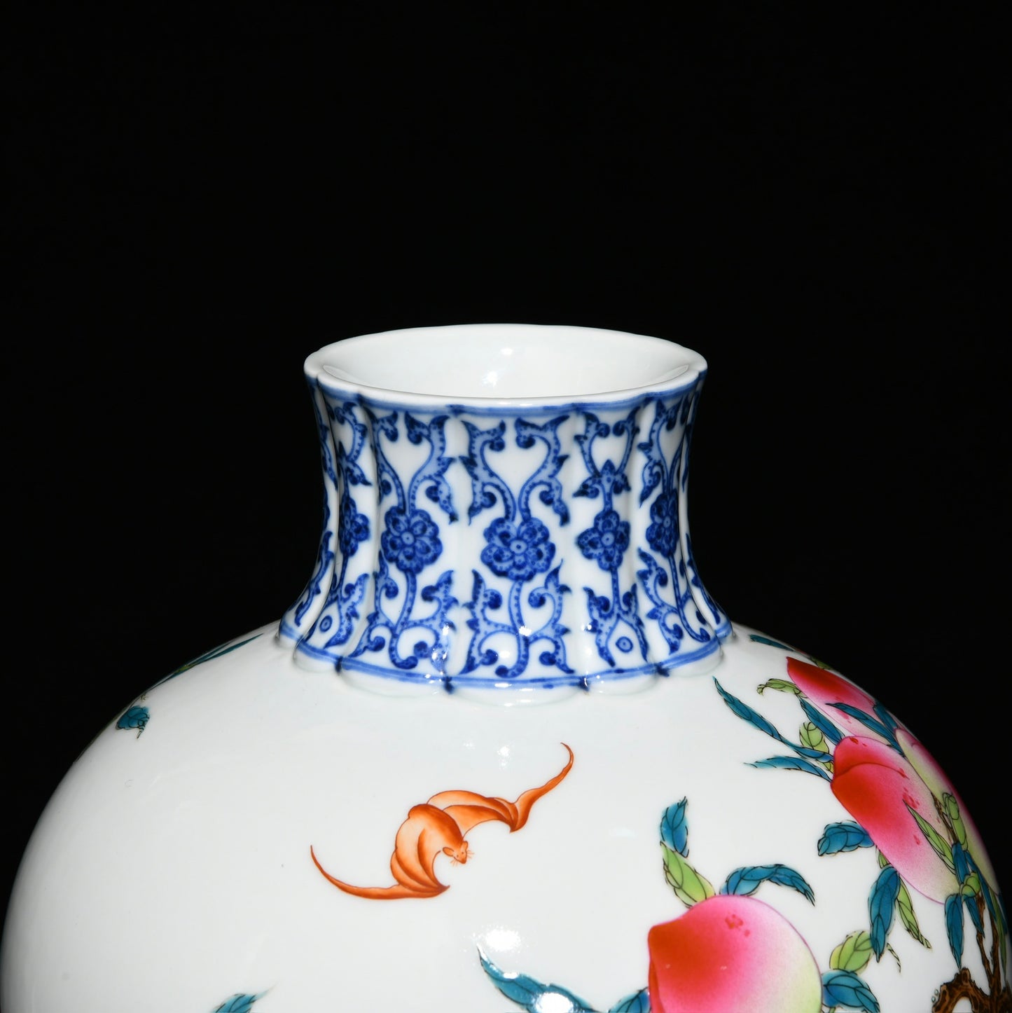 A0439 Chinese Famille Rose & Blue And White Porcelain Peach & Bat Design Vase