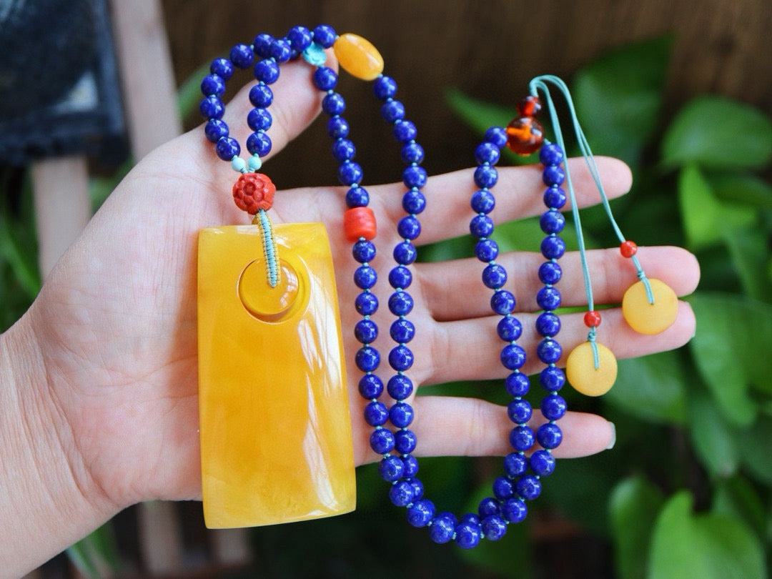 A0441 Beautiful Amber Lucky Pendant w Lapis Lazuli Beads Necklace