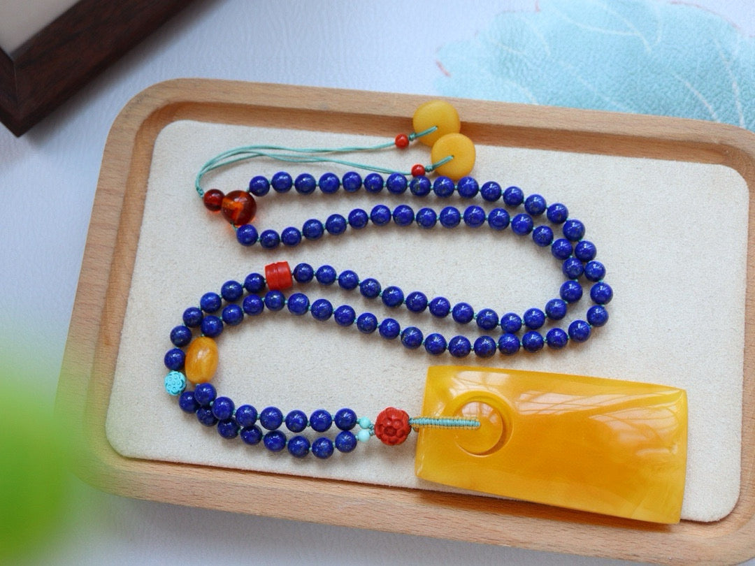 A0441 Beautiful Amber Lucky Pendant w Lapis Lazuli Beads Necklace