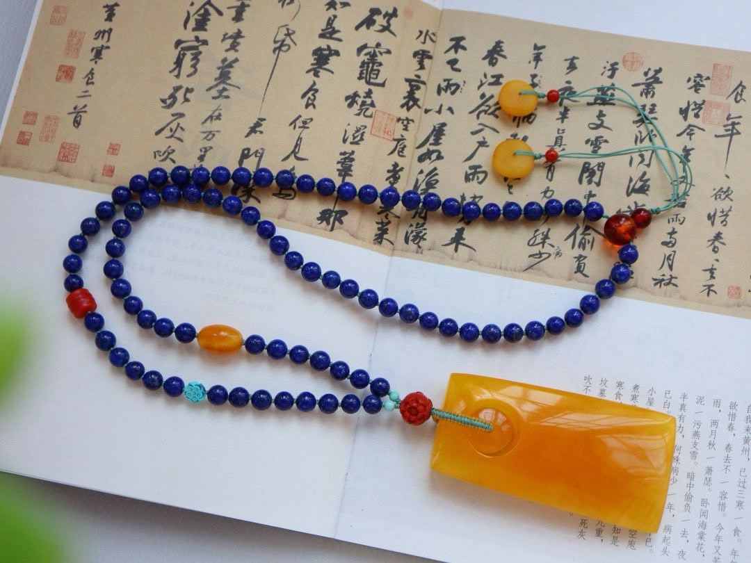 A0441 Beautiful Amber Lucky Pendant w Lapis Lazuli Beads Necklace