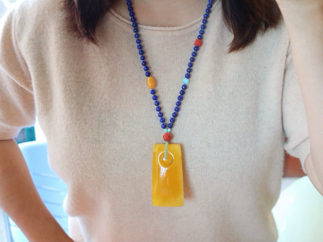 A0441 Beautiful Amber Lucky Pendant w Lapis Lazuli Beads Necklace