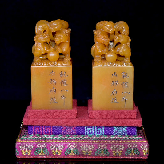 A0447 A Pair Superb Chinese Shoushan Stone Tianhuang Stone Carved Fortune Beast Seal Statues w Wood Box