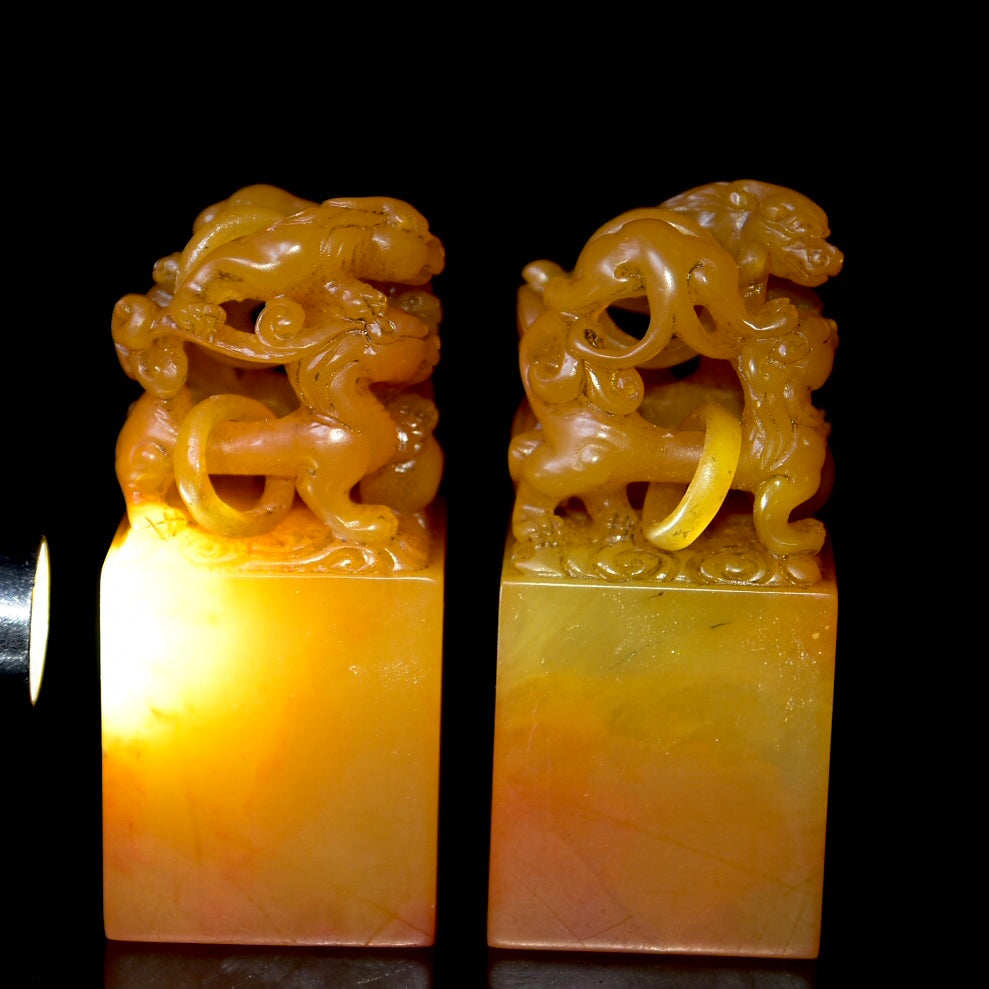 A0447 A Pair Superb Chinese Shoushan Stone Tianhuang Stone Carved Fortune Beast Seal Statues w Wood Box