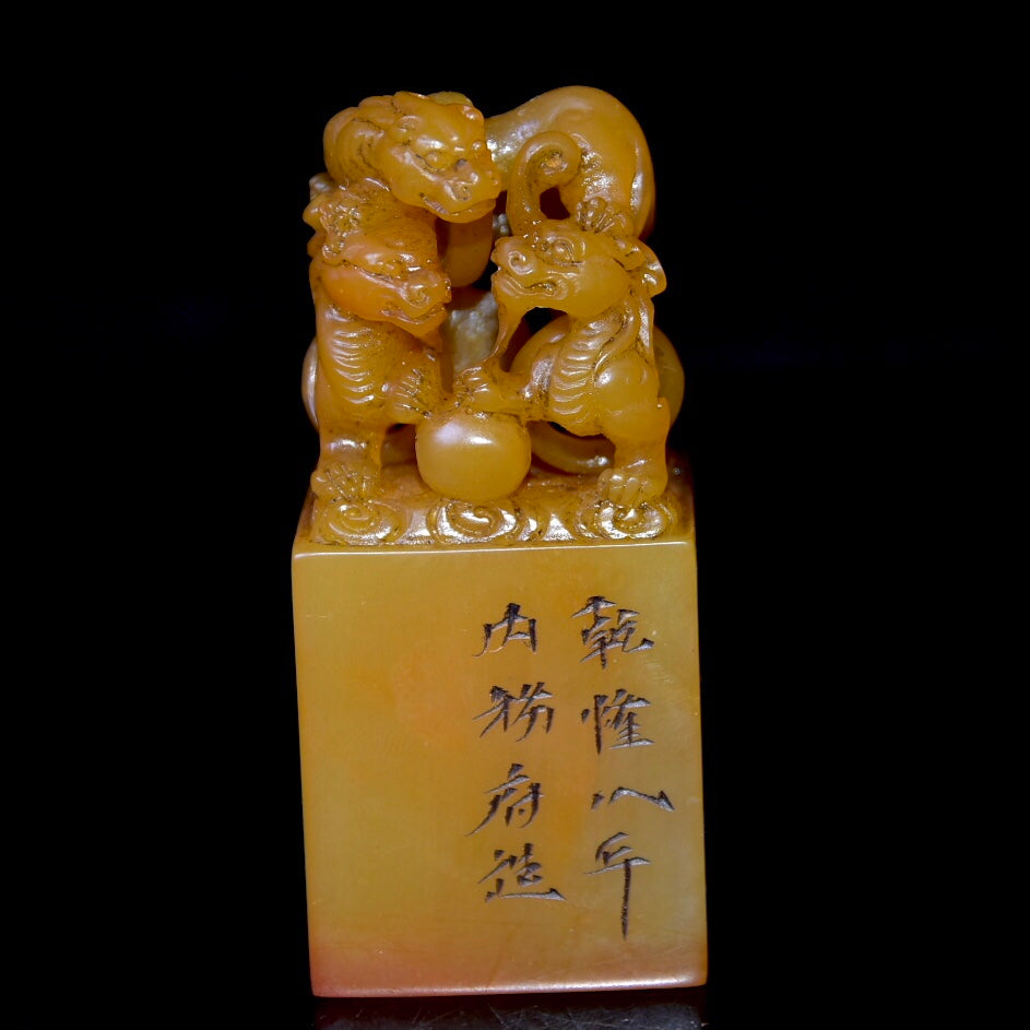 A0447 A Pair Superb Chinese Shoushan Stone Tianhuang Stone Carved Fortune Beast Seal Statues w Wood Box