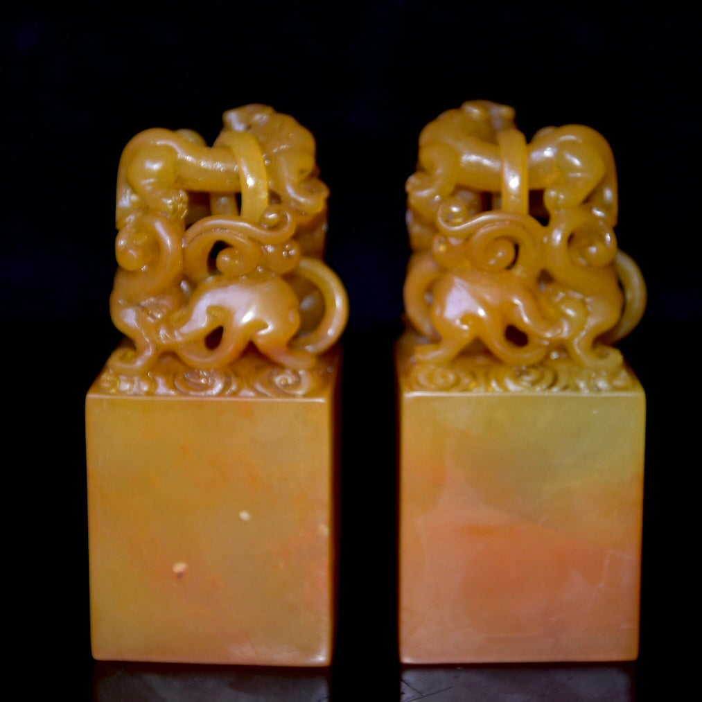 A0447 A Pair Superb Chinese Shoushan Stone Tianhuang Stone Carved Fortune Beast Seal Statues w Wood Box