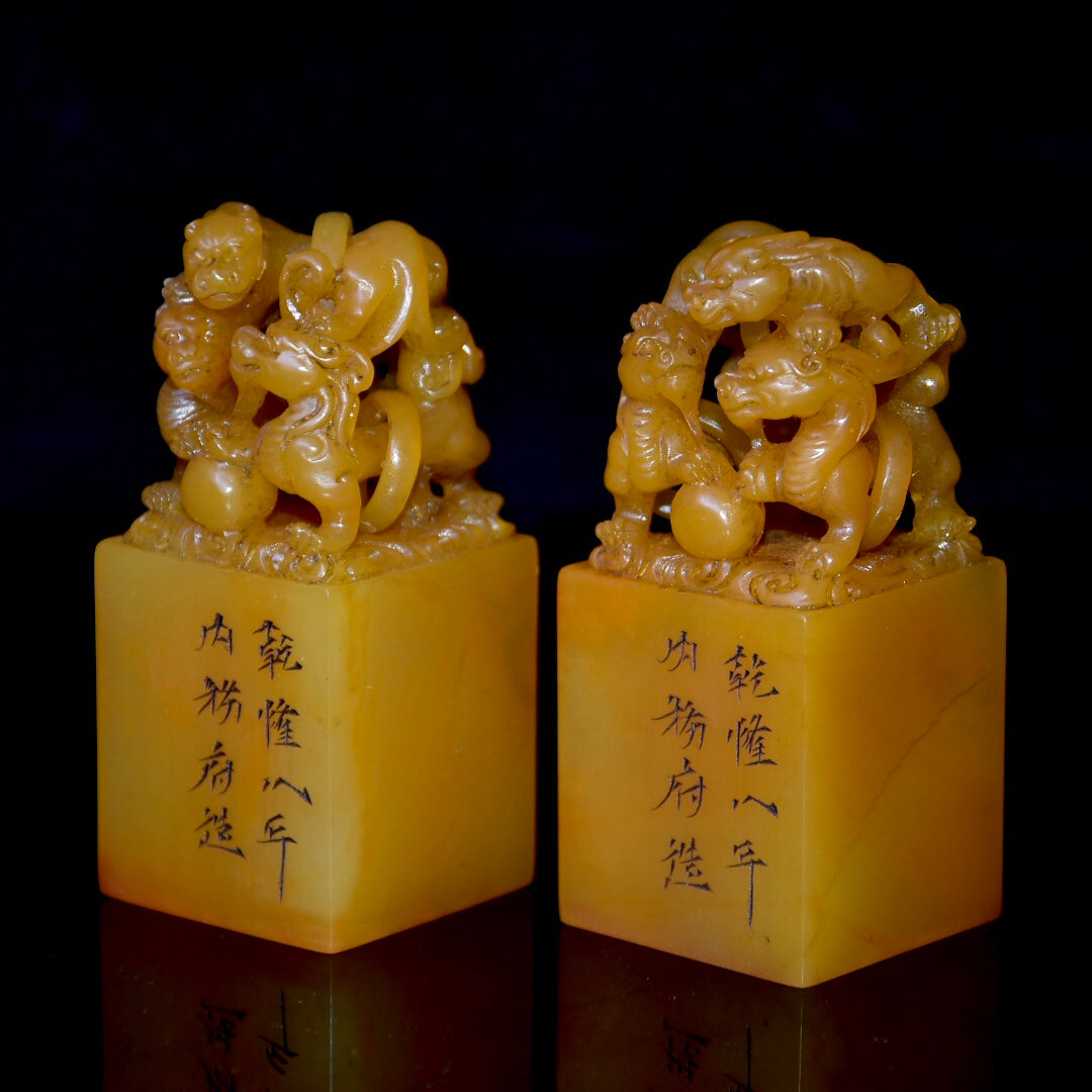 A0447 A Pair Superb Chinese Shoushan Stone Tianhuang Stone Carved Fortune Beast Seal Statues w Wood Box