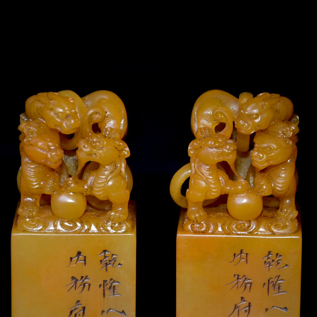 A0447 A Pair Superb Chinese Shoushan Stone Tianhuang Stone Carved Fortune Beast Seal Statues w Wood Box