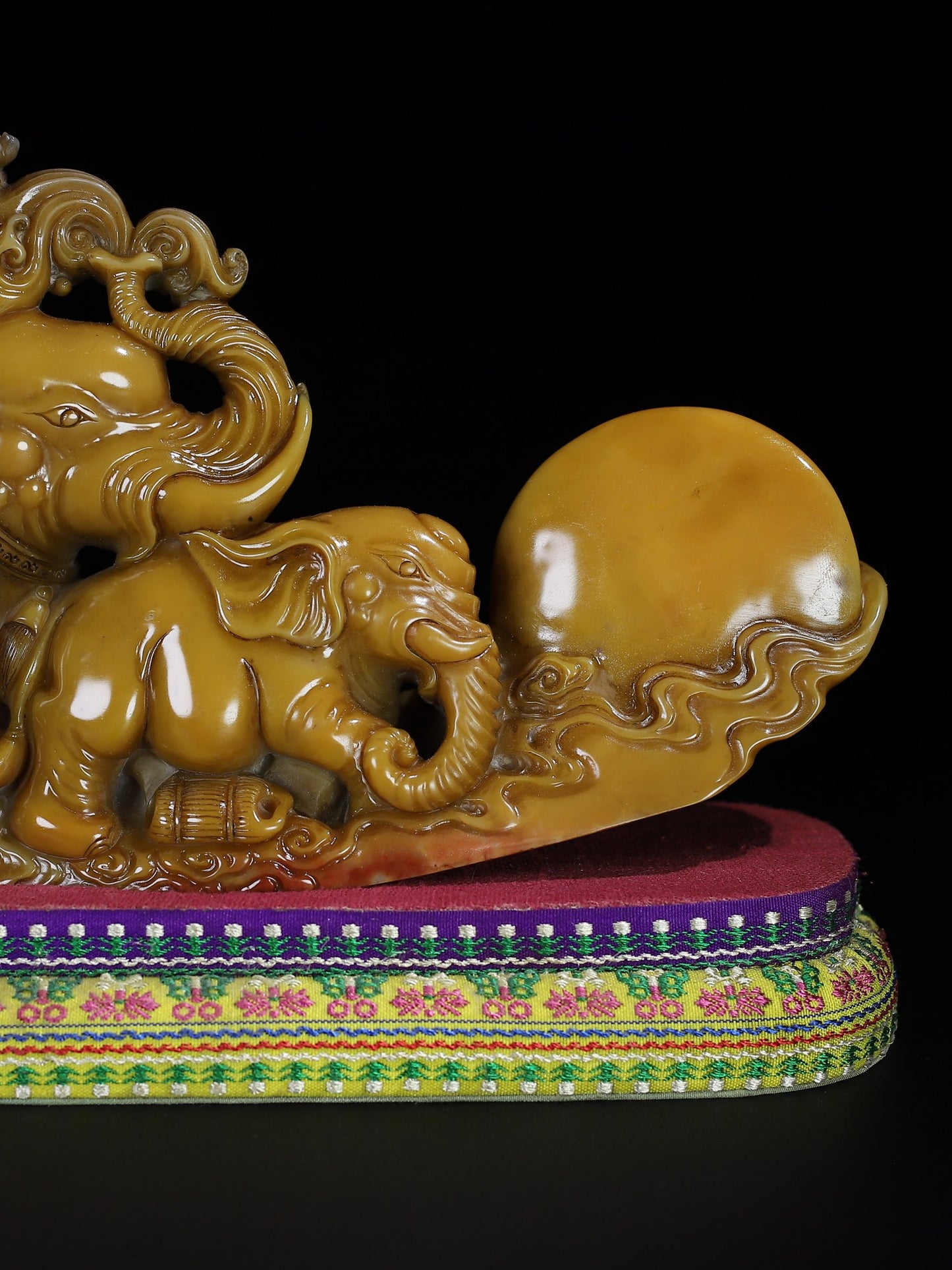 A0611 Superb Old Chinese Shoushan Tianhuang Stone Carved Elephant Seal Statue w Box