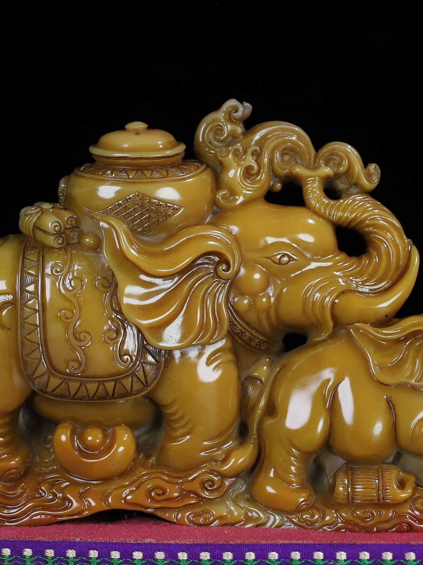 A0611 Superb Old Chinese Shoushan Tianhuang Stone Carved Elephant Seal Statue w Box