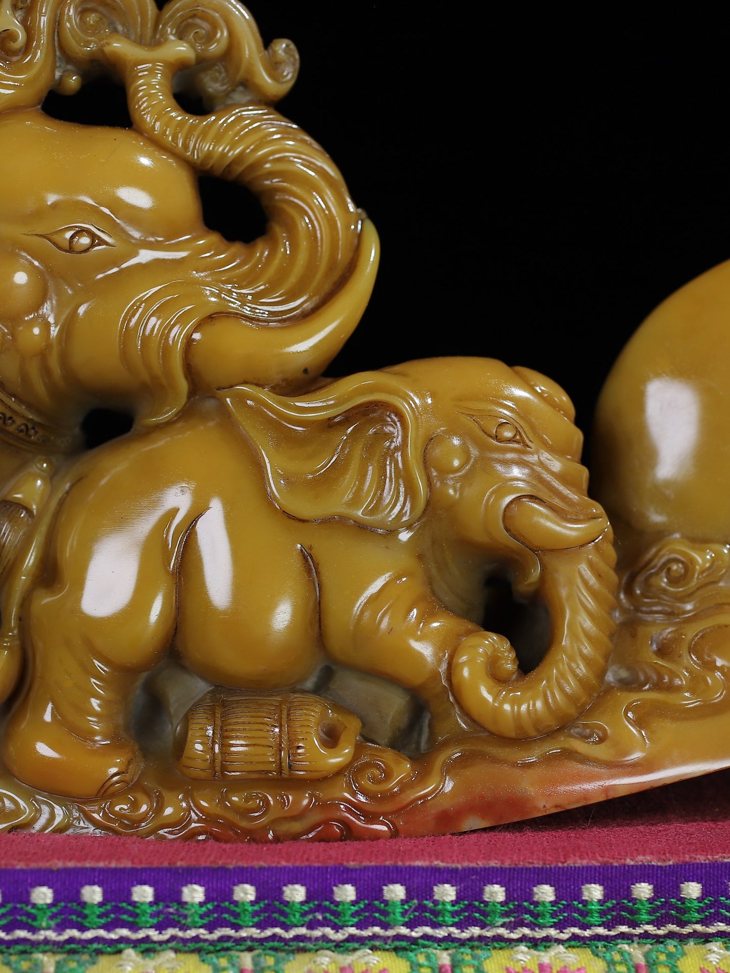 A0611 Superb Old Chinese Shoushan Tianhuang Stone Carved Elephant Seal Statue w Box
