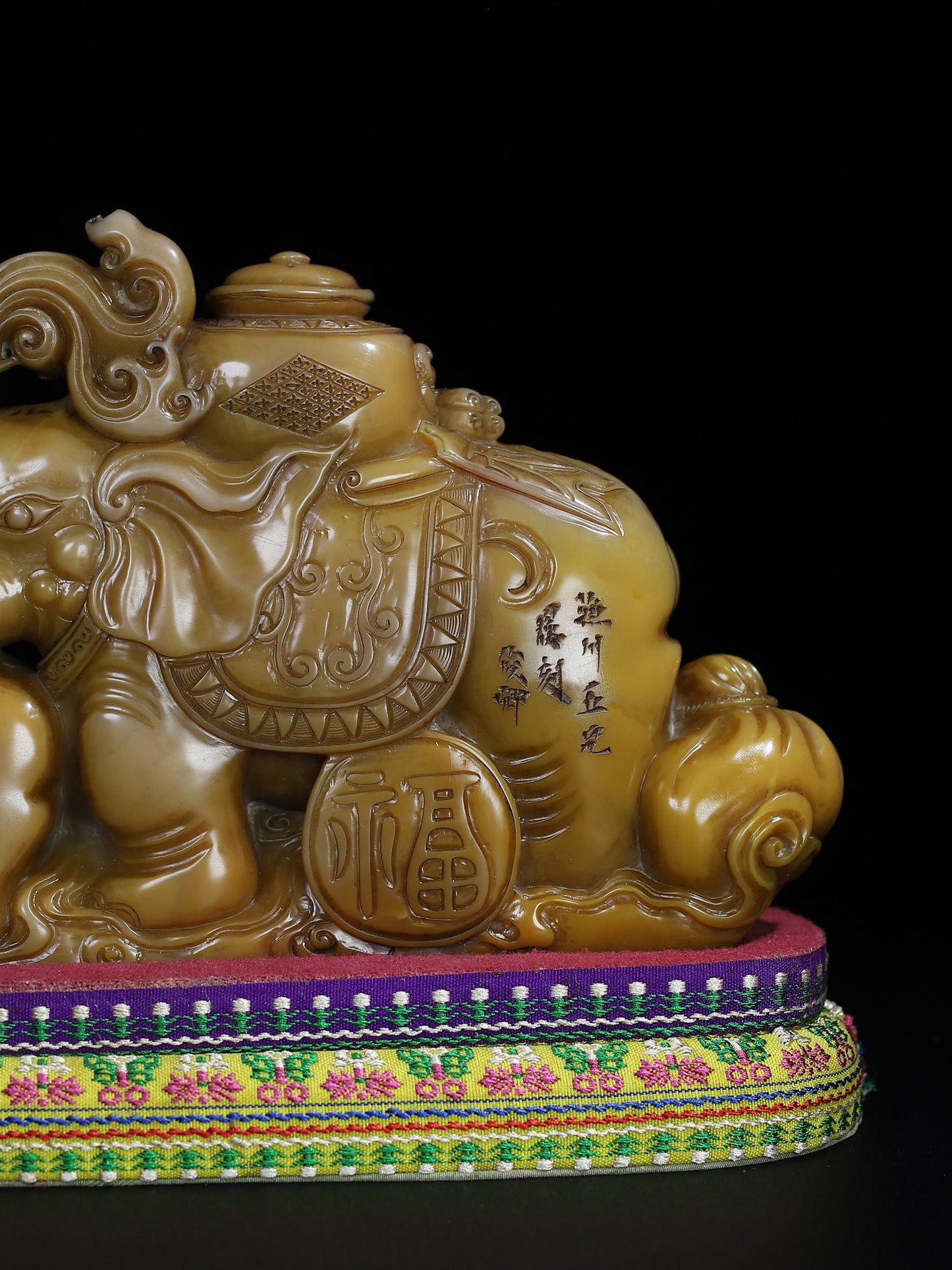 A0611 Superb Old Chinese Shoushan Tianhuang Stone Carved Elephant Seal Statue w Box