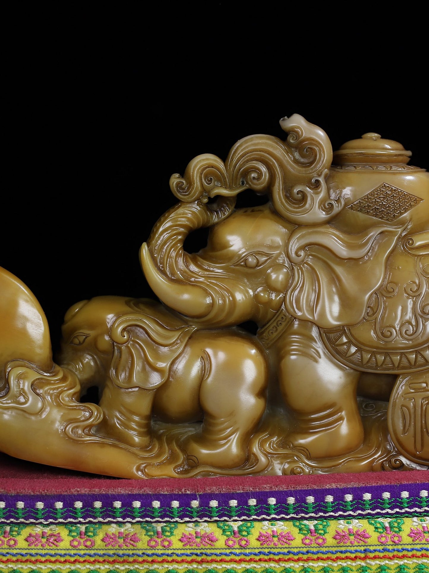 A0611 Superb Old Chinese Shoushan Tianhuang Stone Carved Elephant Seal Statue w Box