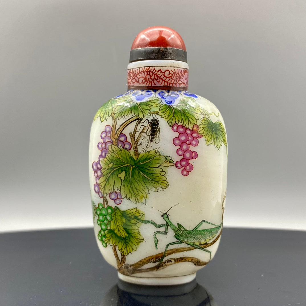 A0732 Chinese Peking Glass Grape Design Snuff Bottle